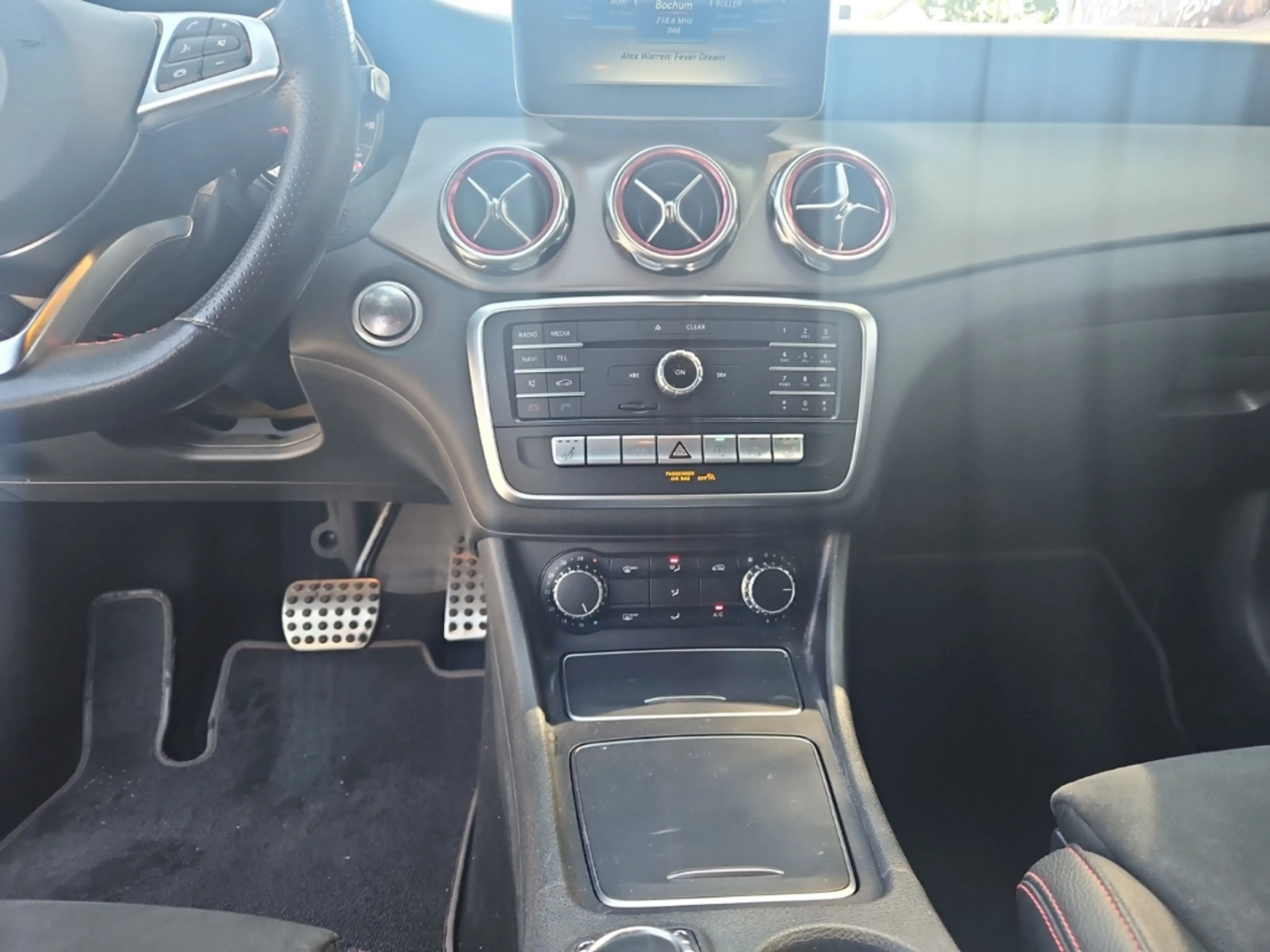 Mercedes-Benz GLA 200 Automatik, Sitzheizung, Navigation, PDC — photo 11