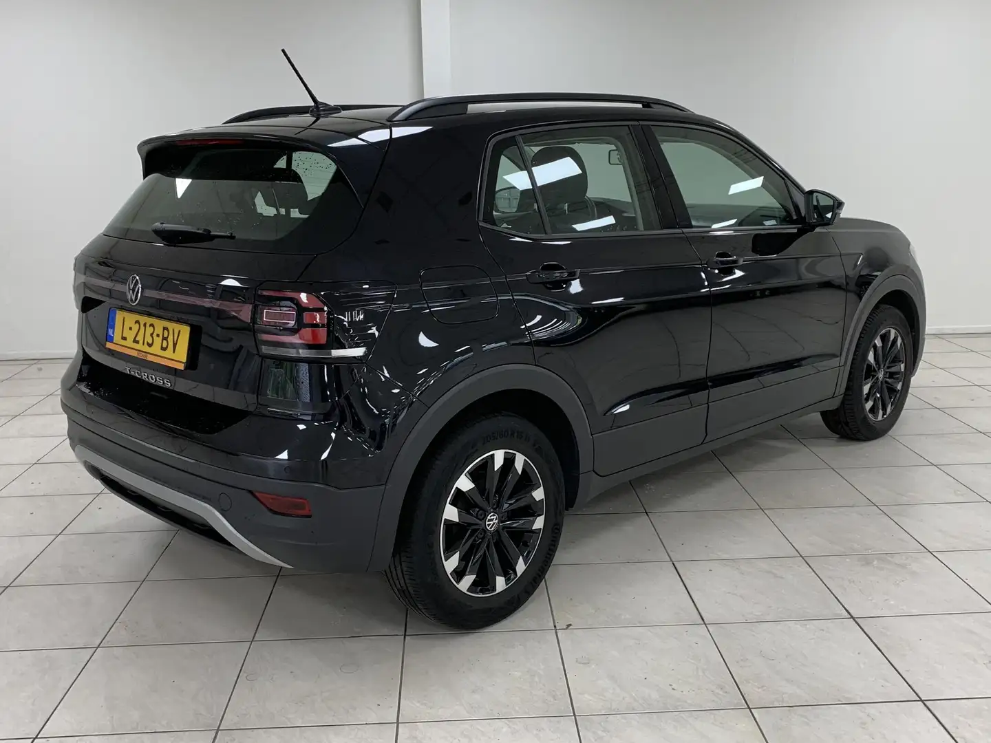 Volkswagen T-Cross 1.0 TSI Life APPLE CARPLAY | PARKEERSENSOREN VOOR- Noir - 2