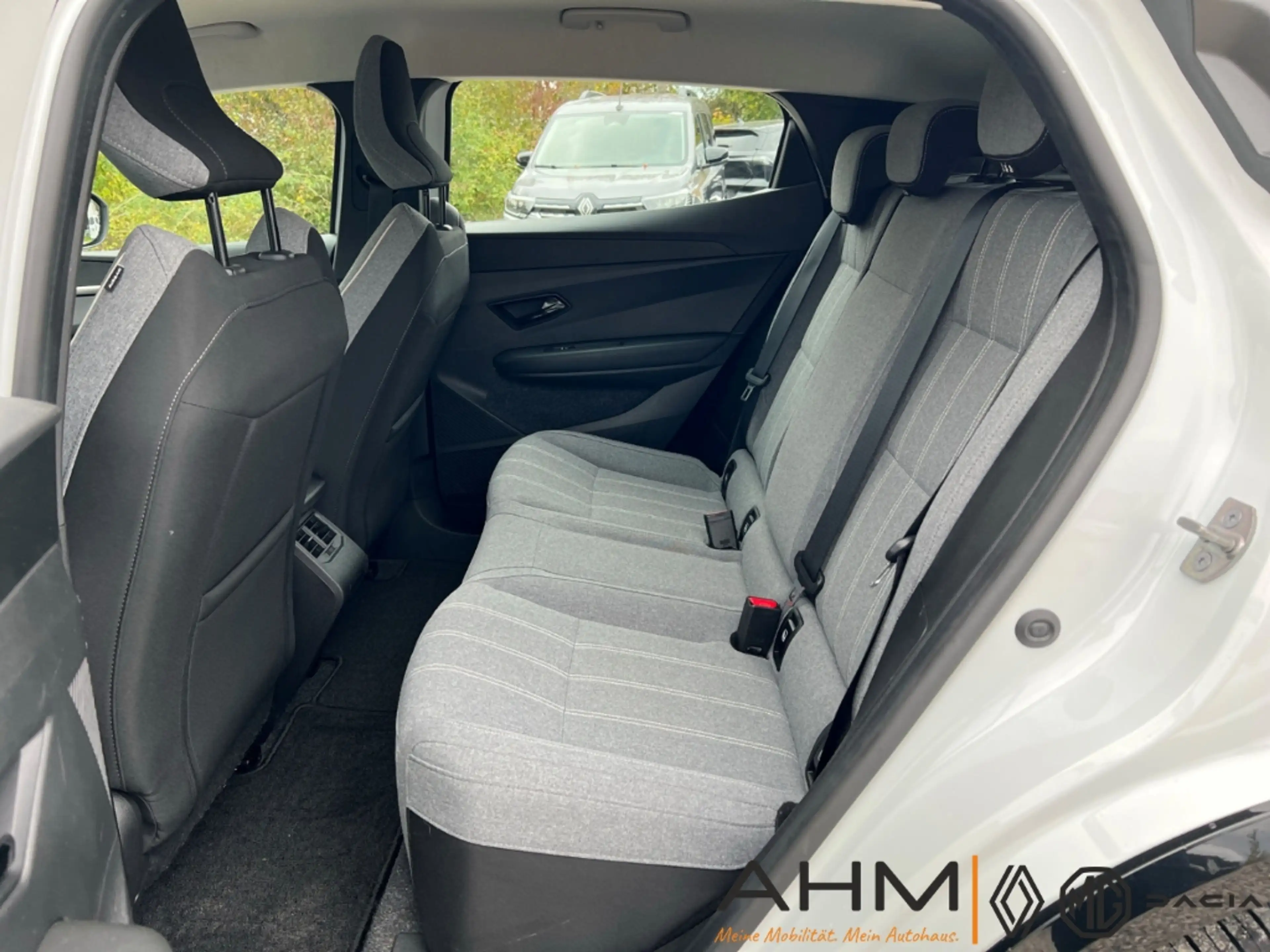 Renault Megane E-Tech Electric Equilibre — photo 12