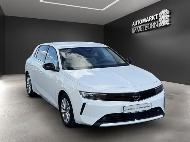 Opel Astra view 2