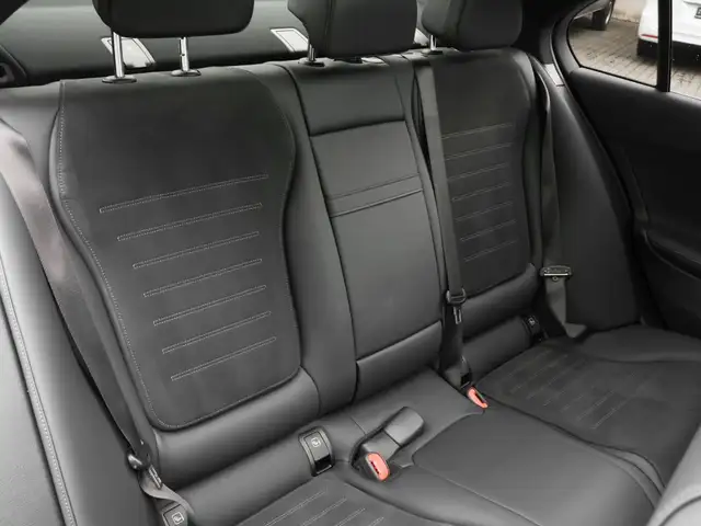 Mercedes-Benz C-Class view 8