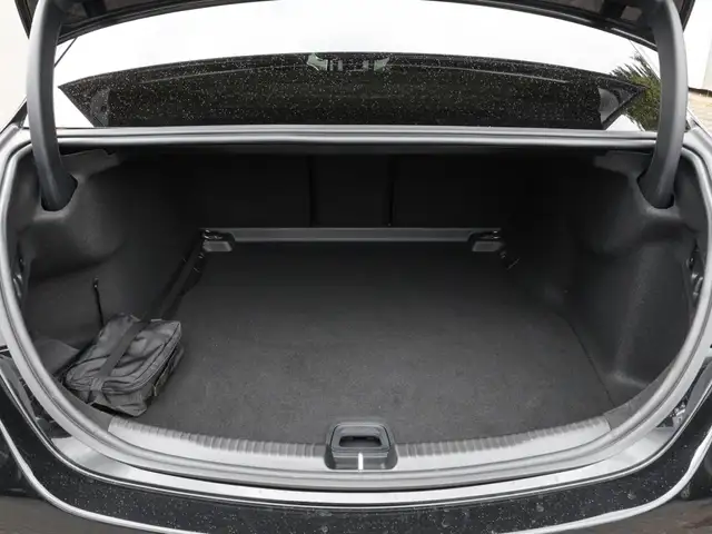 Mercedes-Benz C-Class view 13