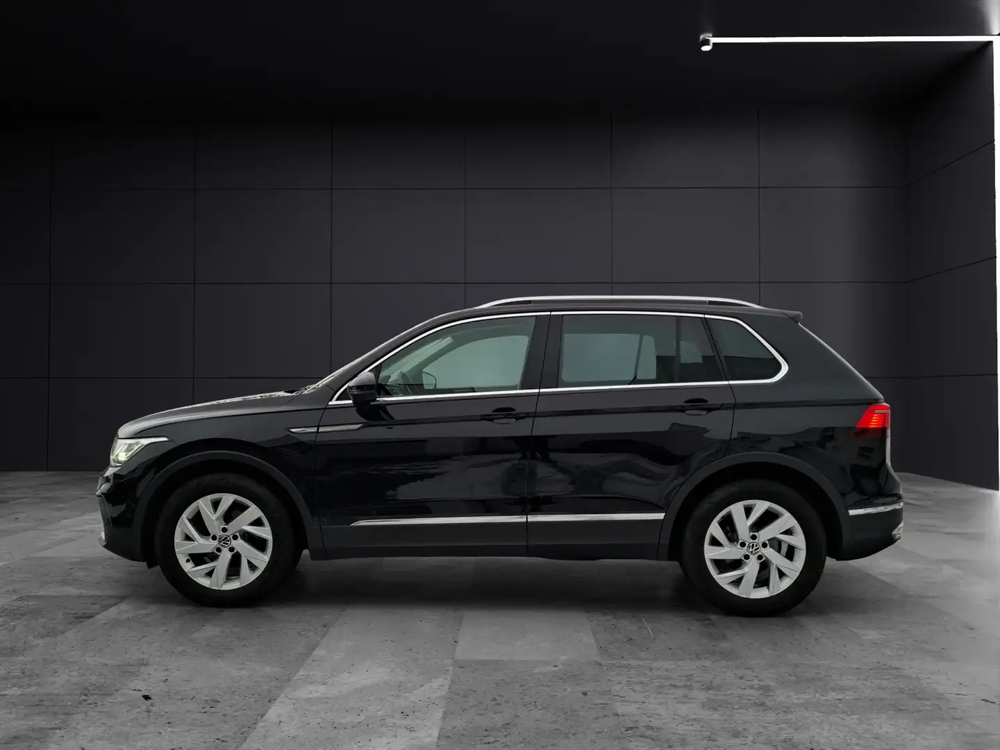 Volkswagen Tiguan TDI Elegance DSG Matrix Navi AID Pano ACC RFK SH Schwarz - 2