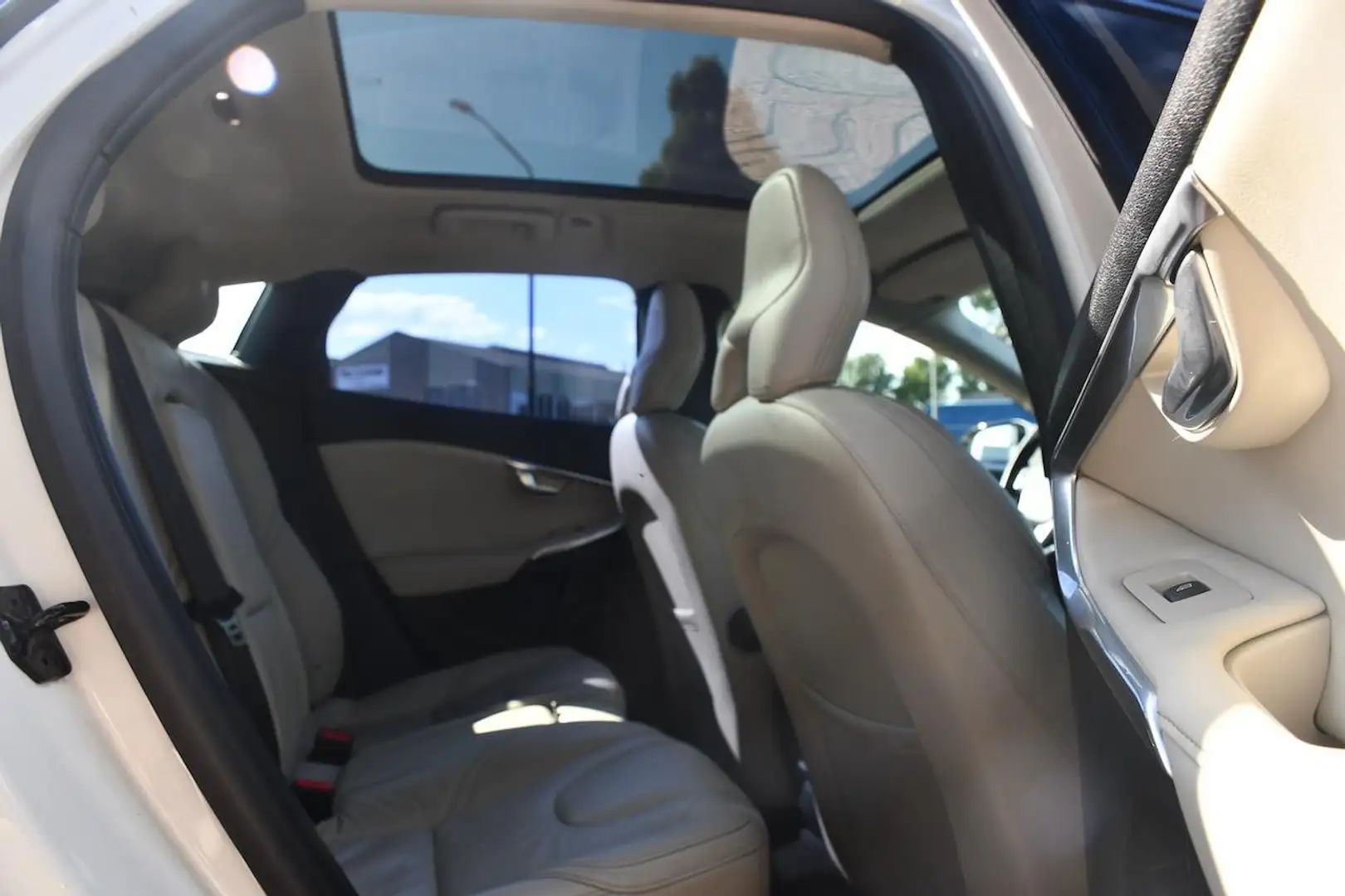 Volvo V40 1.6 T3 Momentum Clima|Cruise|PANO|NAVI|LEDER! Wit - 2