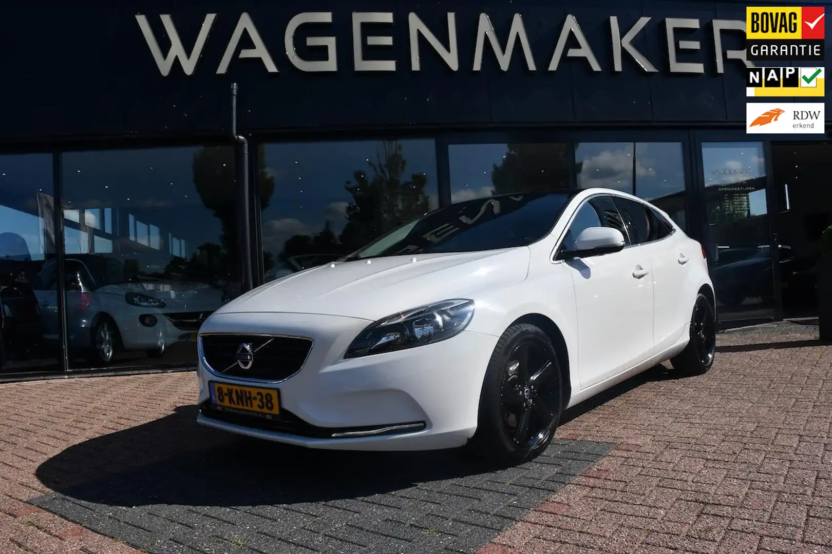 Volvo V40 1.6 T3 Momentum Clima|Cruise|PANO|NAVI|LEDER! Wit - 1