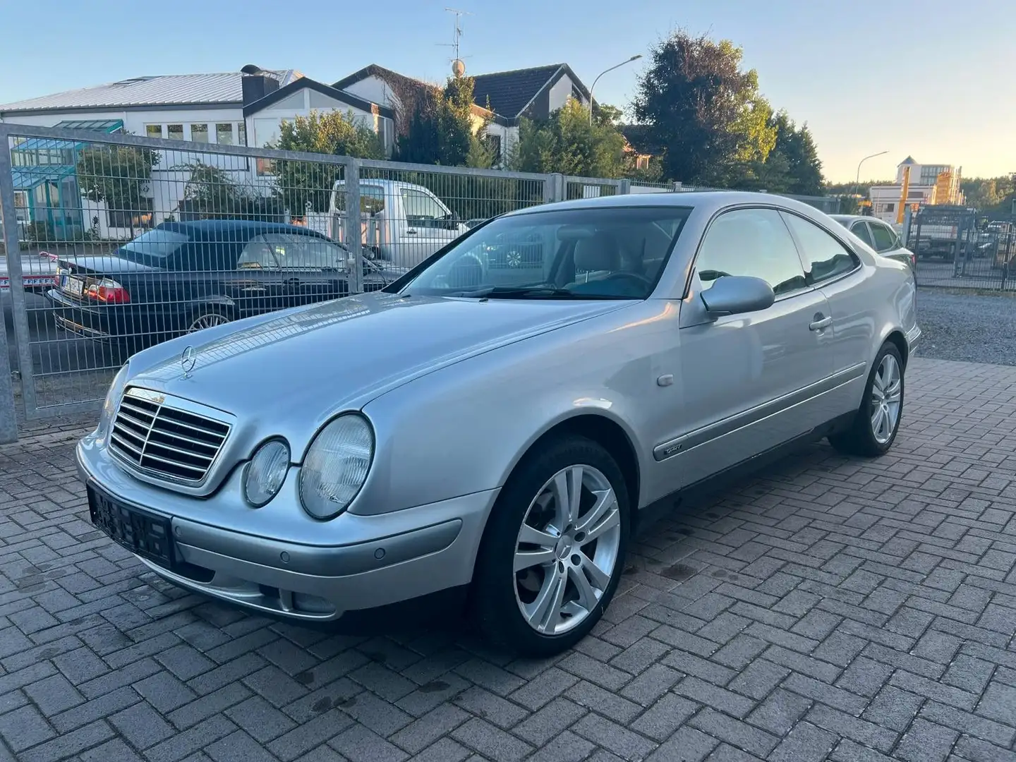 Mercedes-Benz CLK 230 KOMPRESSOR Sport TÜV NEU Silber - 1