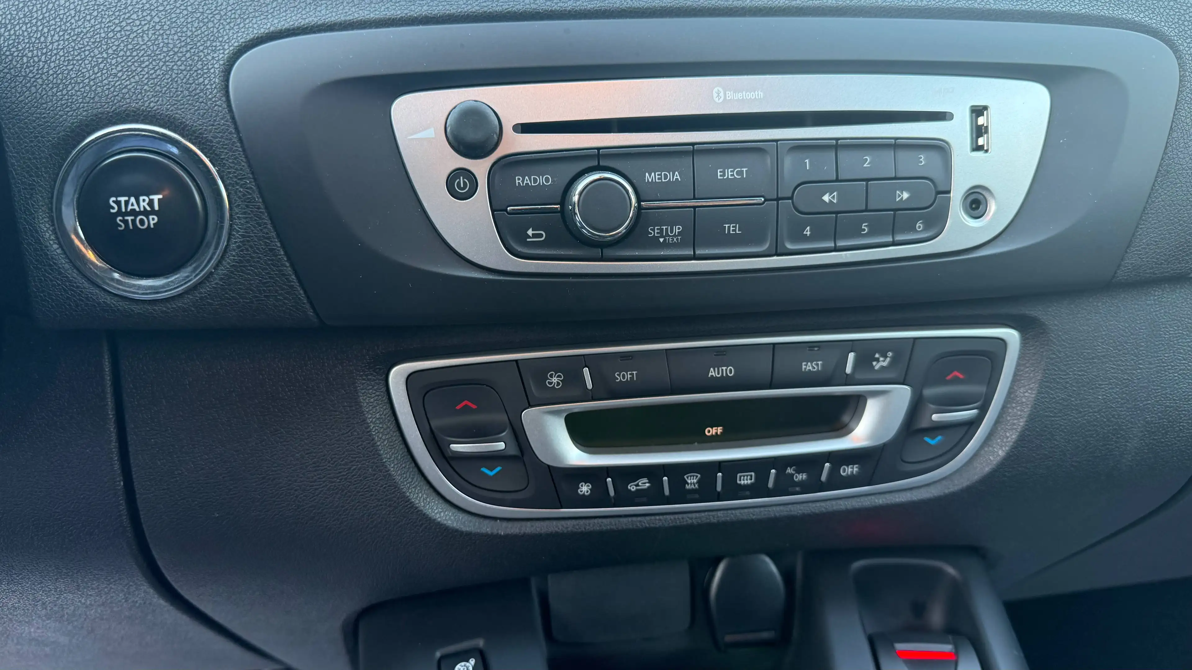 Renault Scenic Grand Paris ERSTE HAND 85000 KM KLIMAAUTOMATIK NAVI SITZHEIZUNG ALUFELGEN ANHÄNGERKUPPLUNG — photo 12