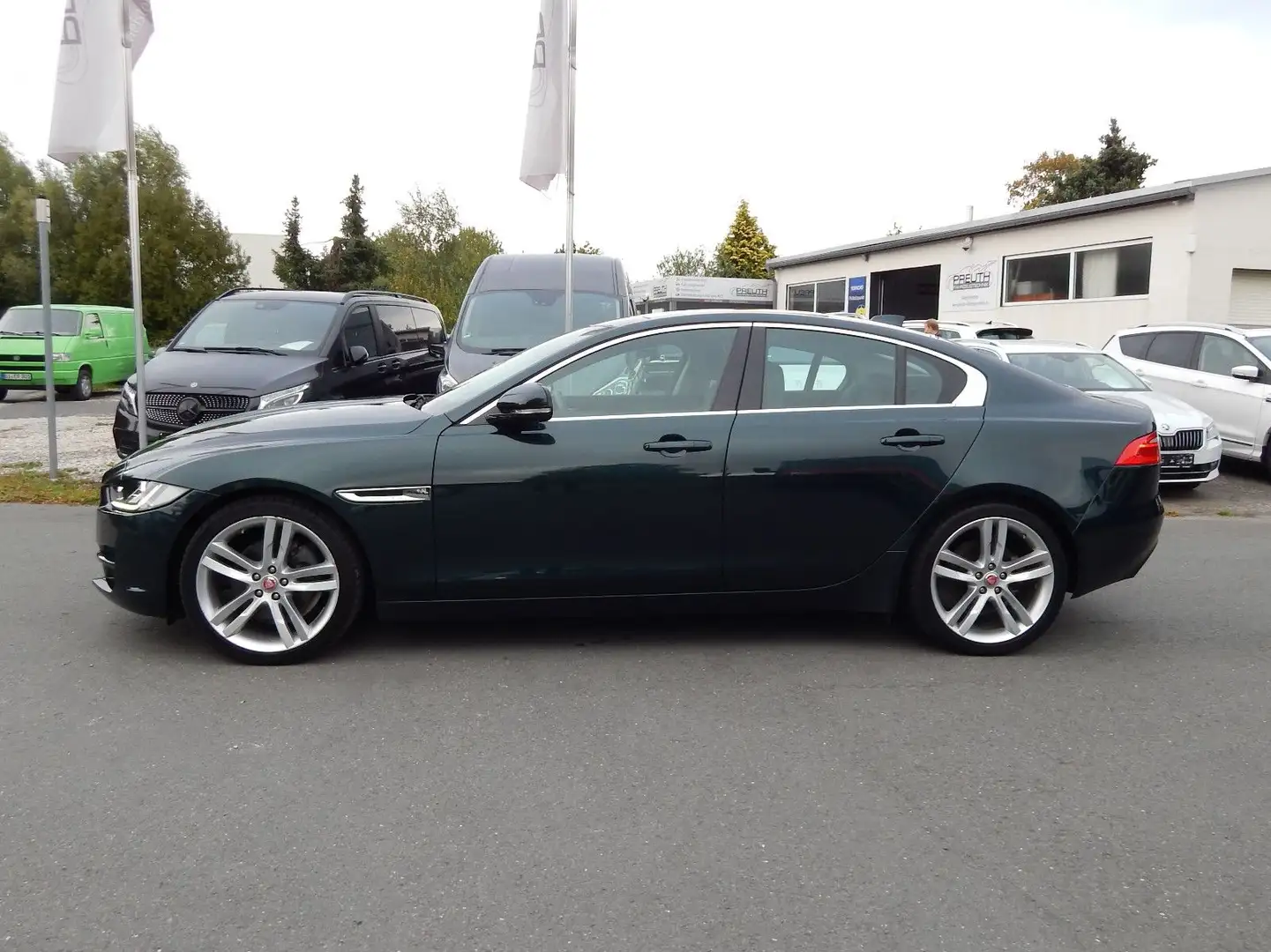Jaguar XE 2.0 Portfolio~XENON~KAMERA~LEDER~PANO~ACC Grün - 2