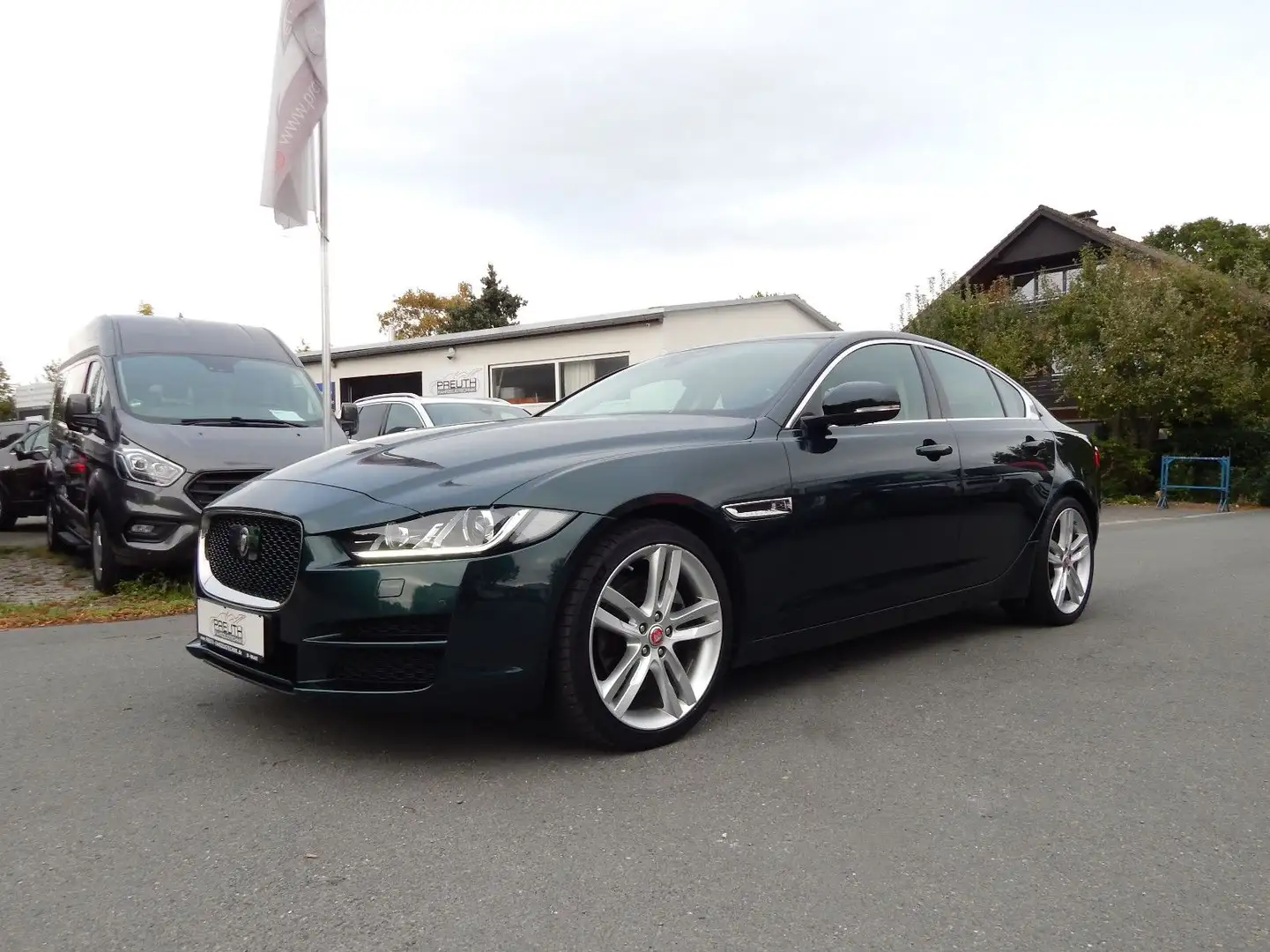 Jaguar XE 2.0 Portfolio~XENON~KAMERA~LEDER~PANO~ACC Grün - 1