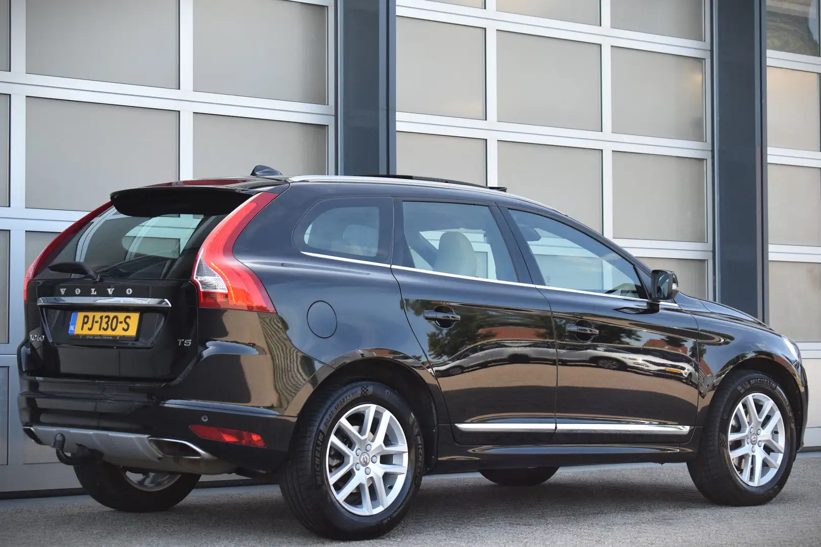Volvo XC60 2.0 T5 FWD Polar+ OrigNL | Panoramadak | Trehaak | Zwart - 2