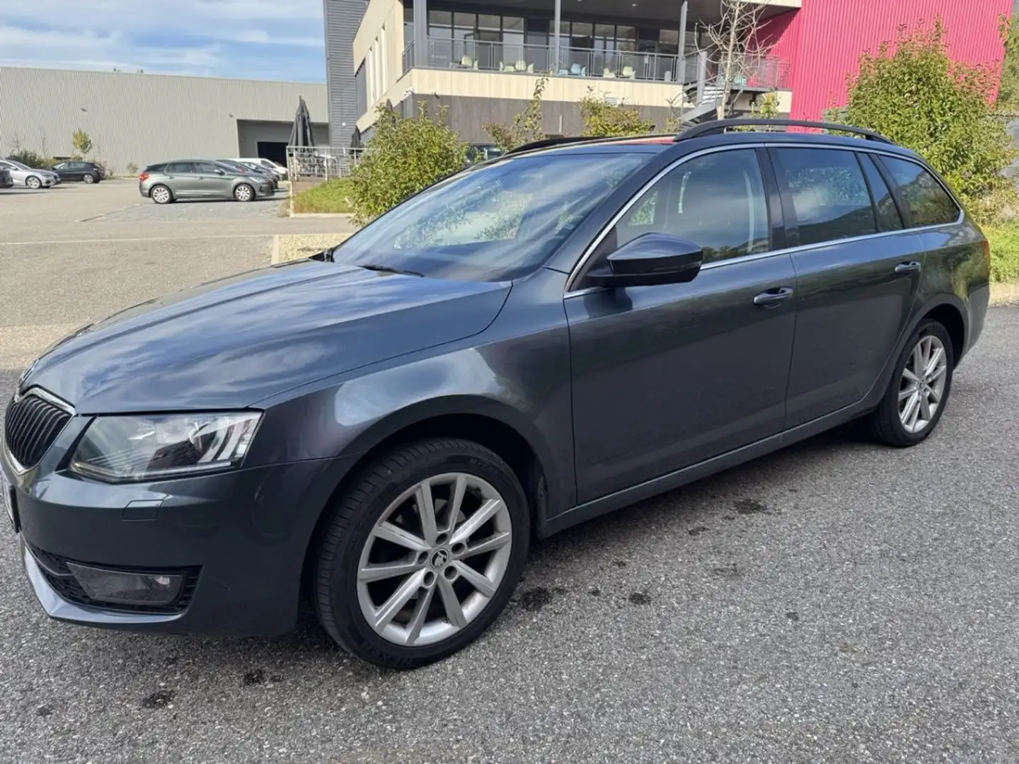 Skoda Octavia SKODA OCTAVIA COMBI 2.0 TDI BMV6 Style 150ch 4x4 ATTELAGE 4 ROUES NEIGE OFFERTE Grau - 1