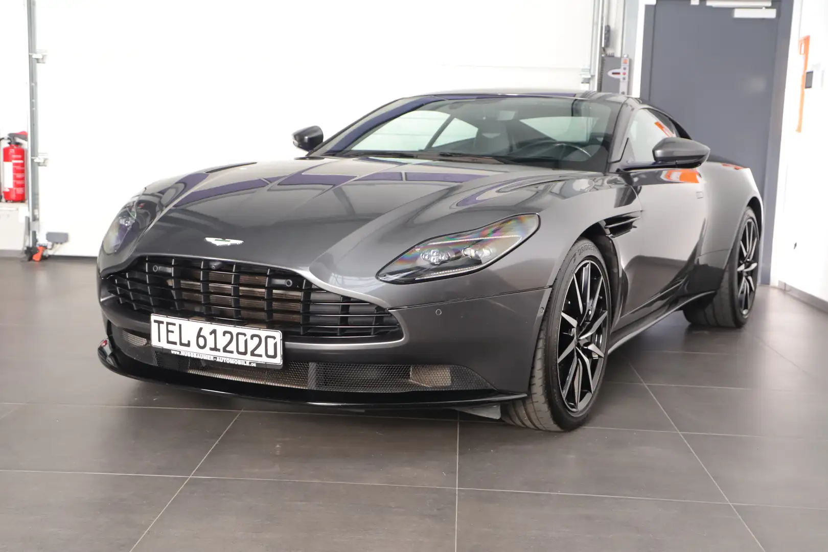 Aston Martin DB11 V8 Coupe 1.HA TOP KD NEU Gris - 2