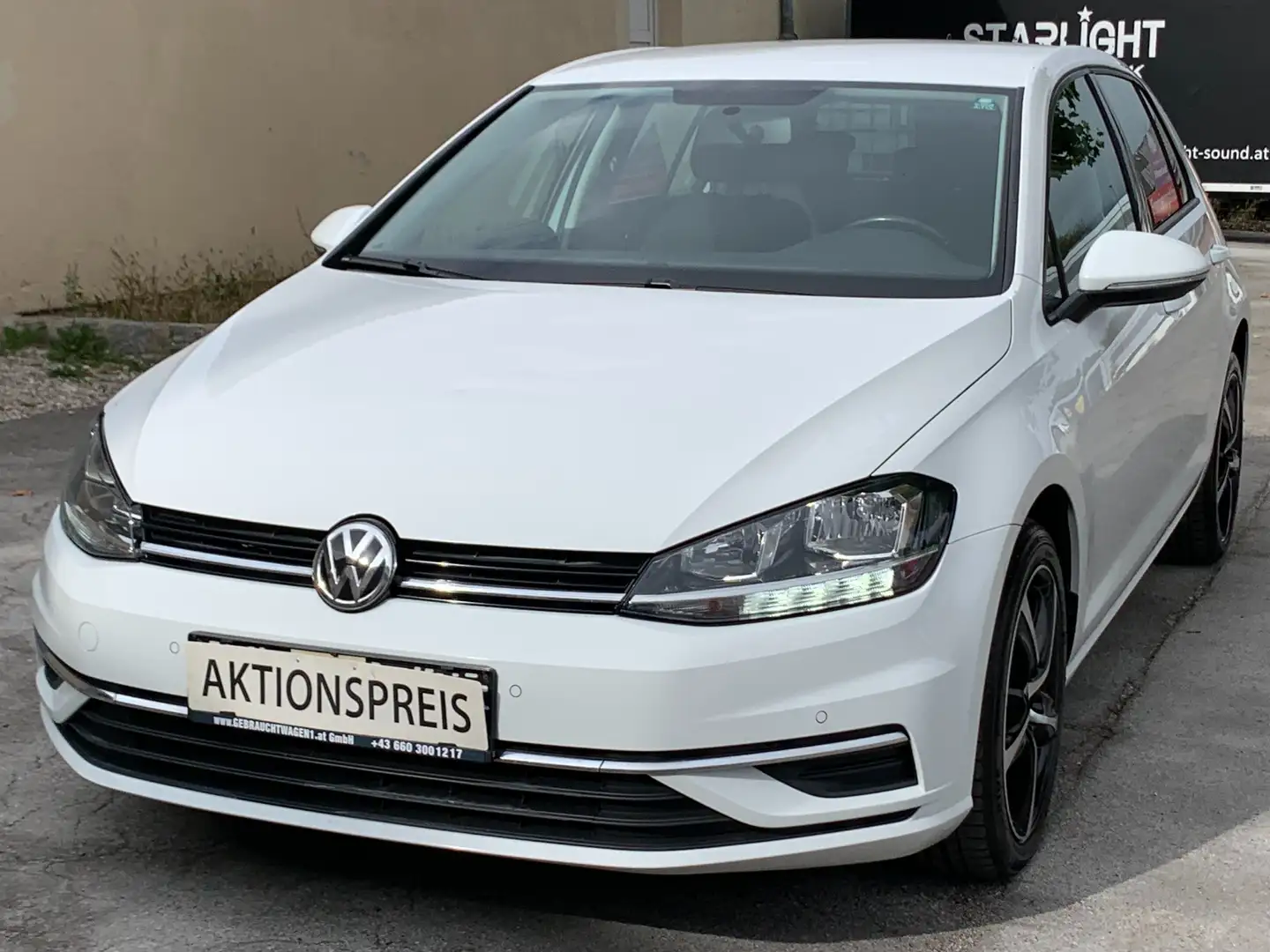 Volkswagen Golf Comfortline mit ACC + ZR NEU + weitere TOP Extras! Weiß - 2