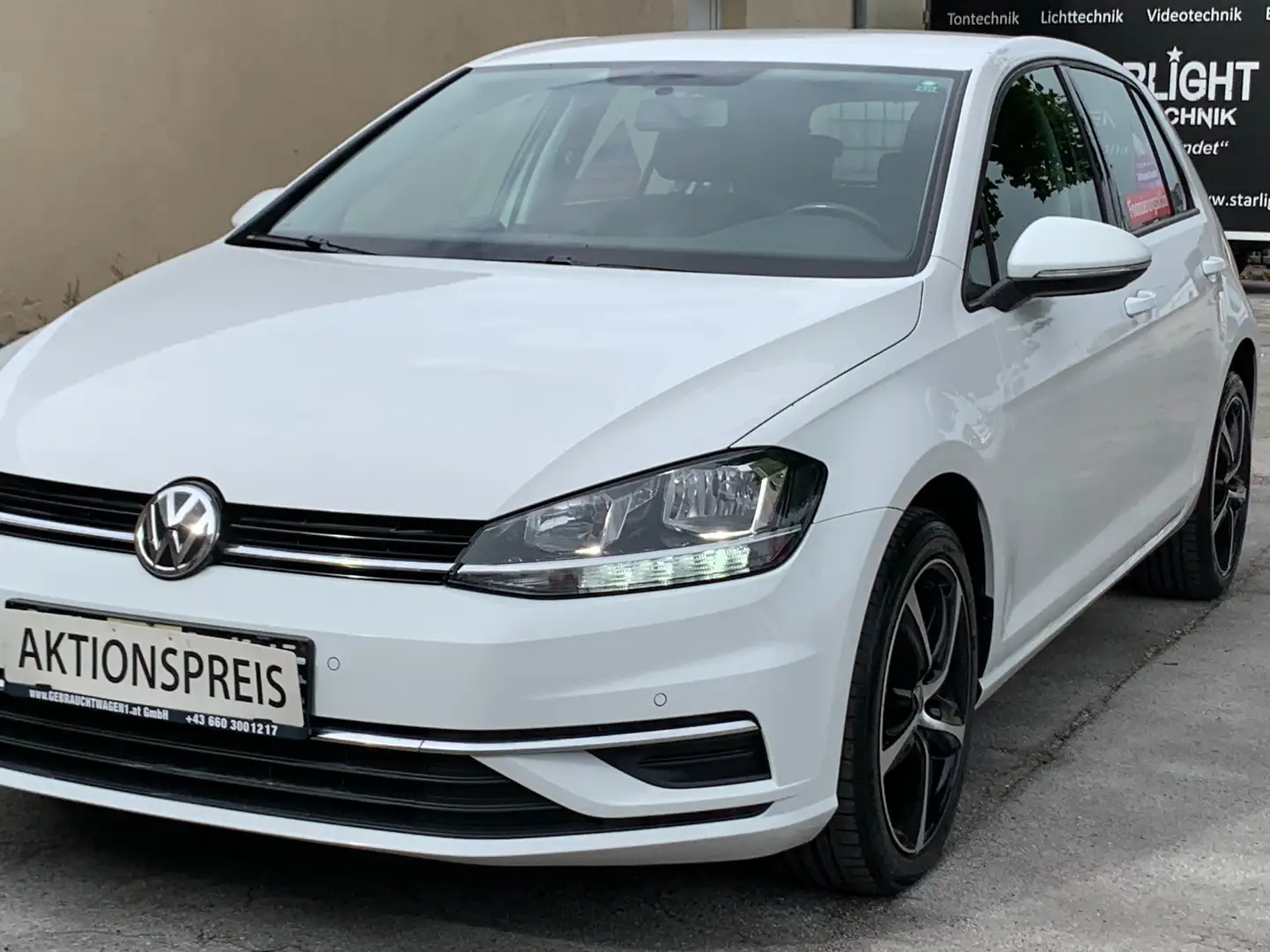 Volkswagen Golf Comfortline mit ACC + ZR NEU + weitere TOP Extras! Weiß - 1