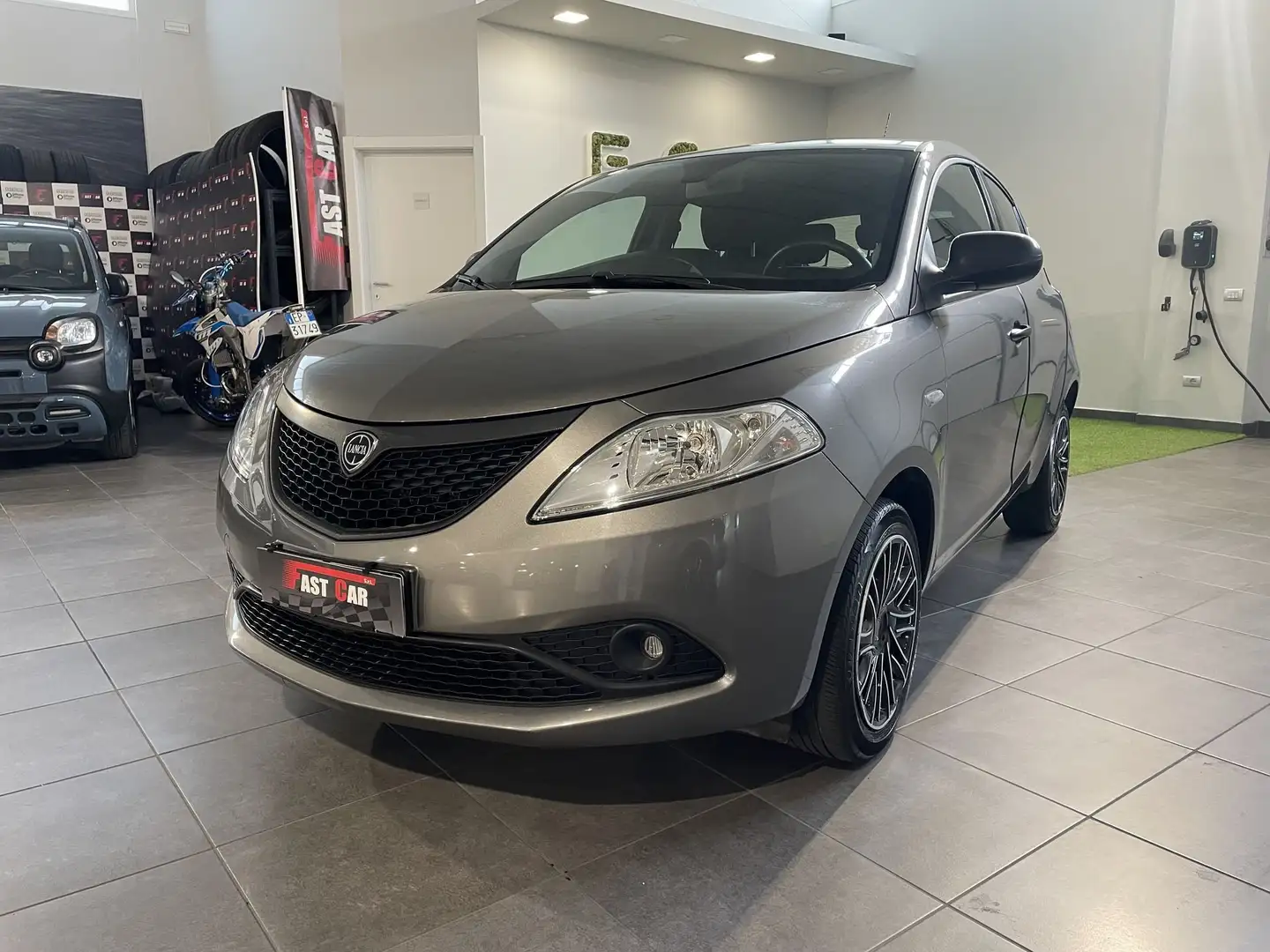 Lancia Ypsilon 1.2 69 CV 5 porte GPL Ecochic Gold Grau - 1
