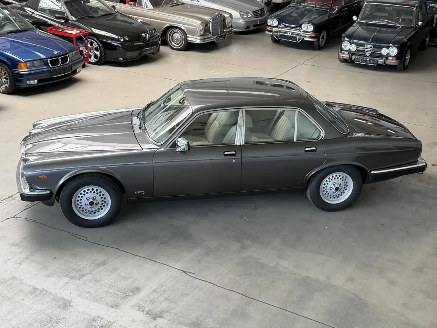 Jaguar XJ12 Grau - 2