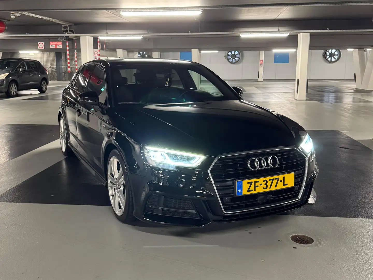 Audi A3 Audi A3 Sportback 35 TFSI S Line Automaat 2019 Zwart - 1