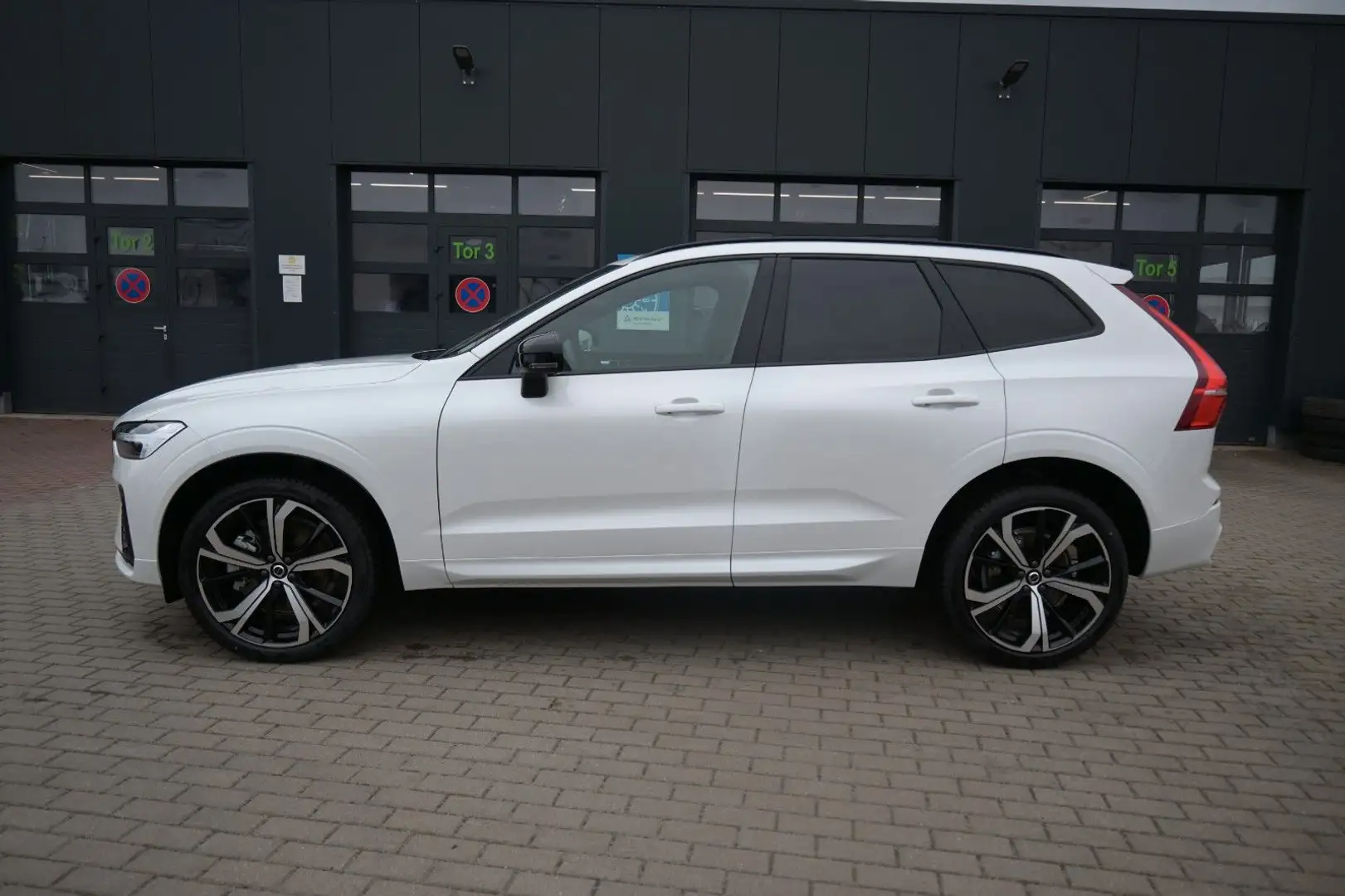 Volvo XC60 B4 B Autom. Plus Dark*STDHZG*BLIS*ACC Weiß - 2