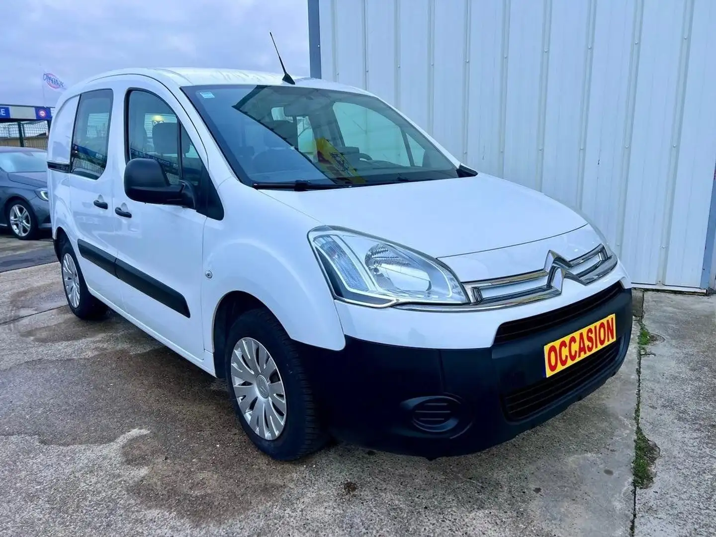 Citroen Berlingo 1,6 HDI 75CH CLIM / GPS / BLUETOOTH / CARNET / PAS DE TVA Blanc - 2