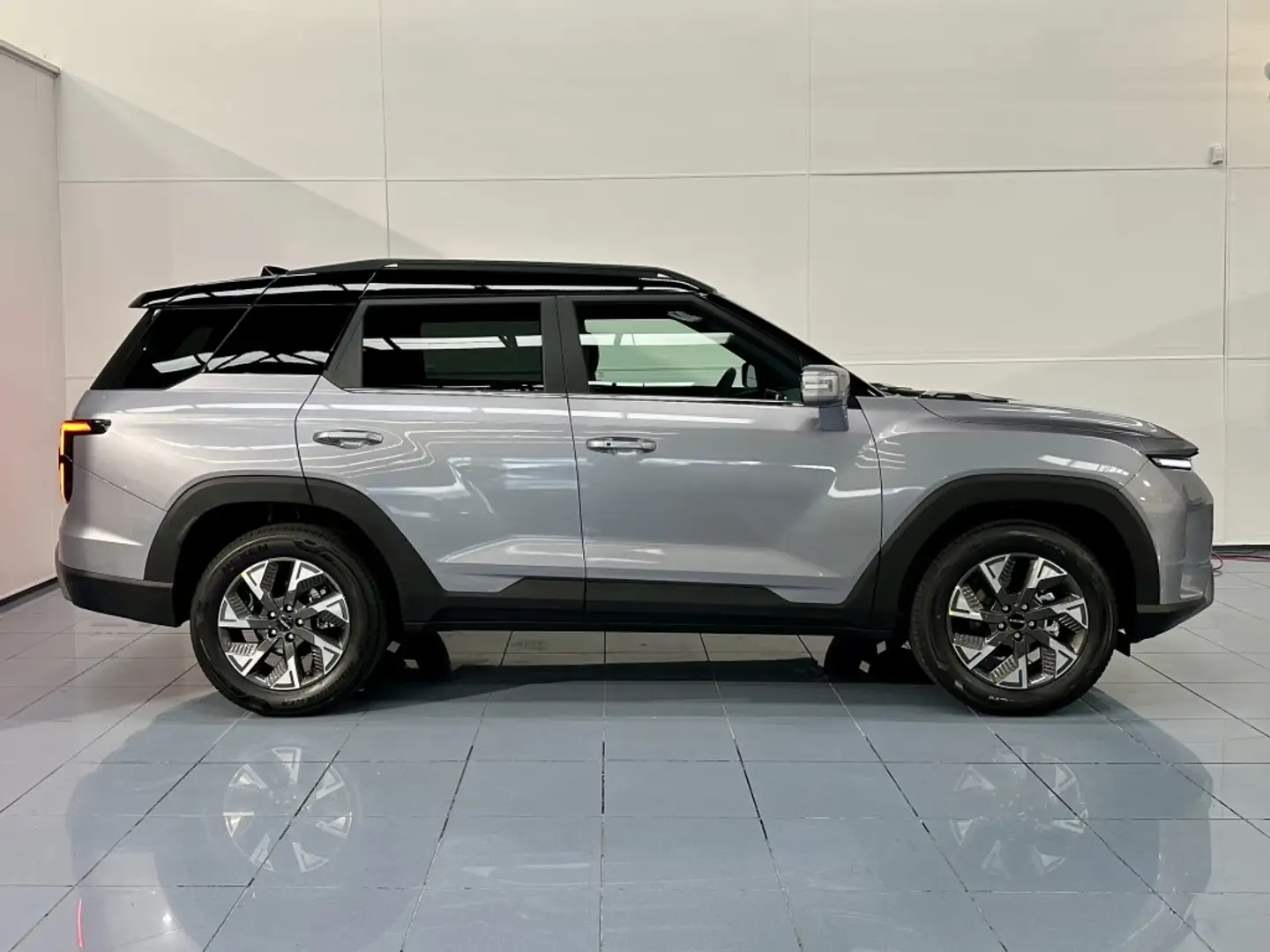 SsangYong Torres G15 HEV Life Aut. Gris - 2