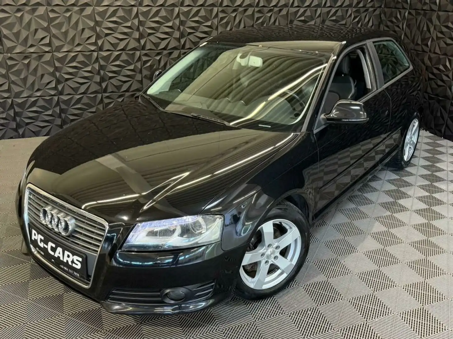 Audi A3 1.8 TFSI Ambiente Aut. crna - 2