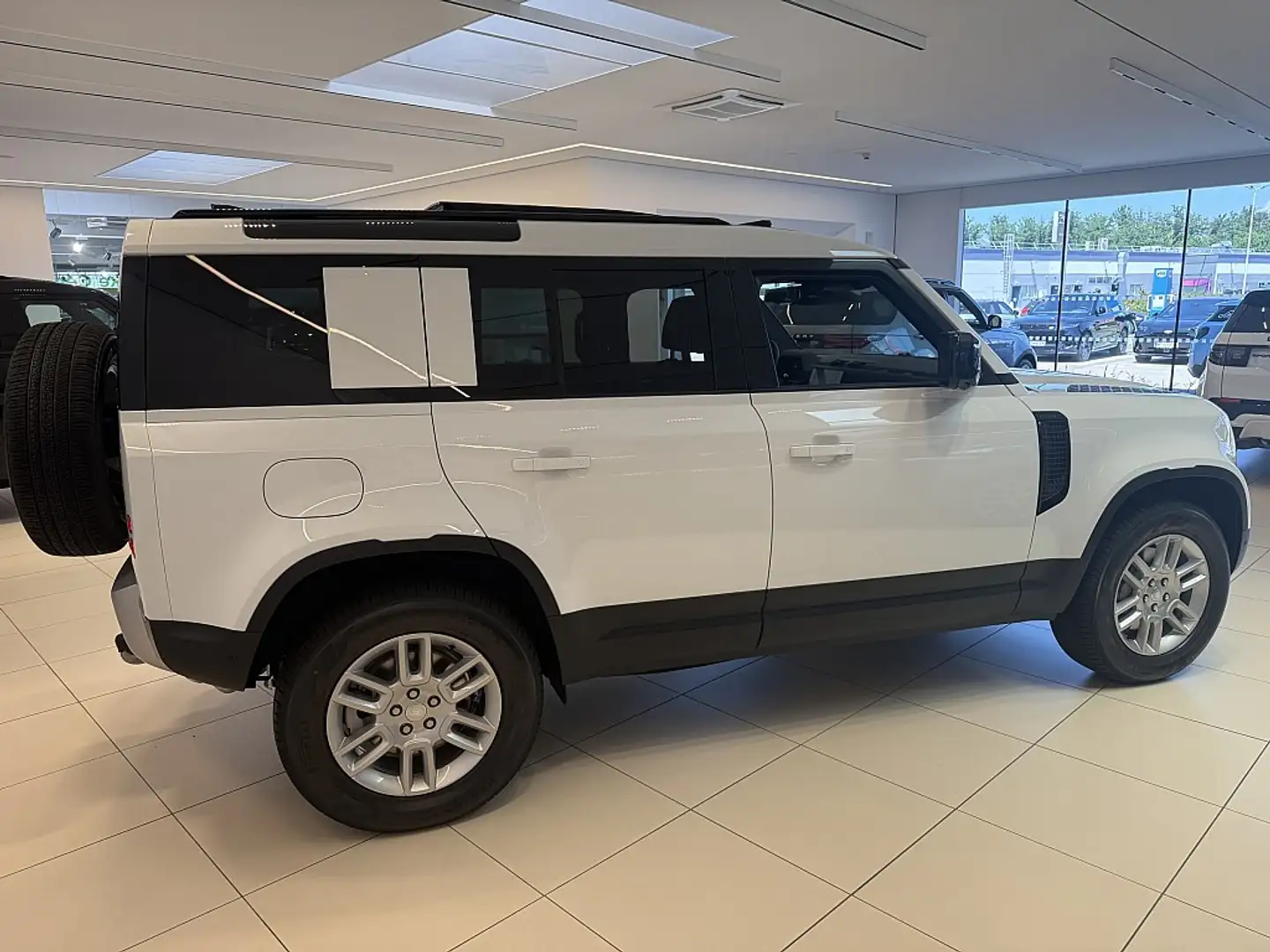 Land Rover Defender 110 P300e PHEV AWD S Aut. Wit - 2