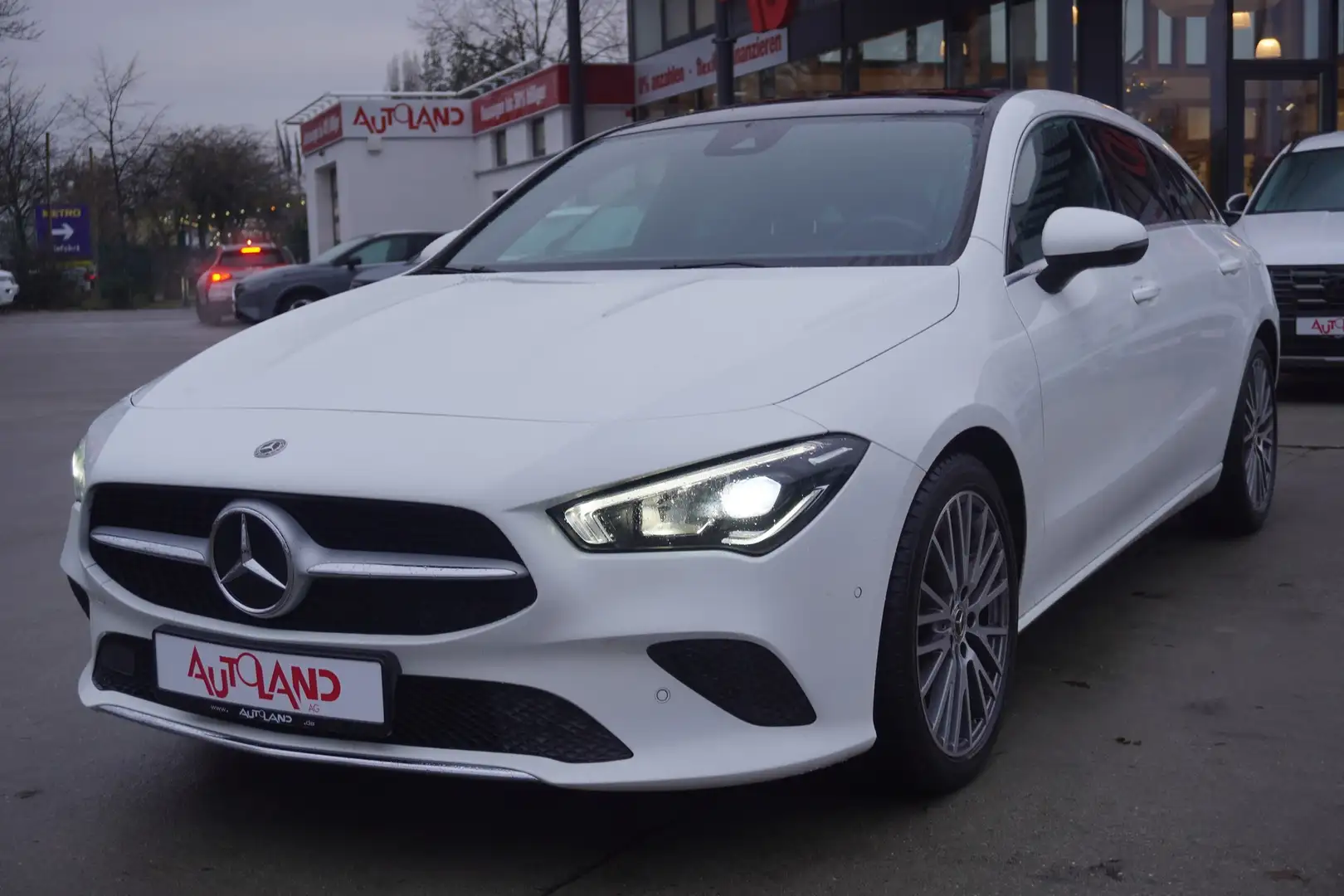 Mercedes-Benz CLA 200 LED Navi Panorama Totwinkel Tempomat Blanc - 2