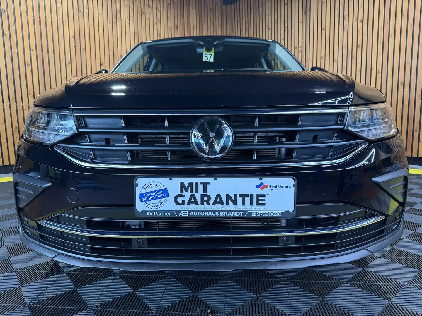 Volkswagen Tiguan 1,5 TSI Move DSG *Navi*ACC*Kam*LED*App* Schwarz - 2