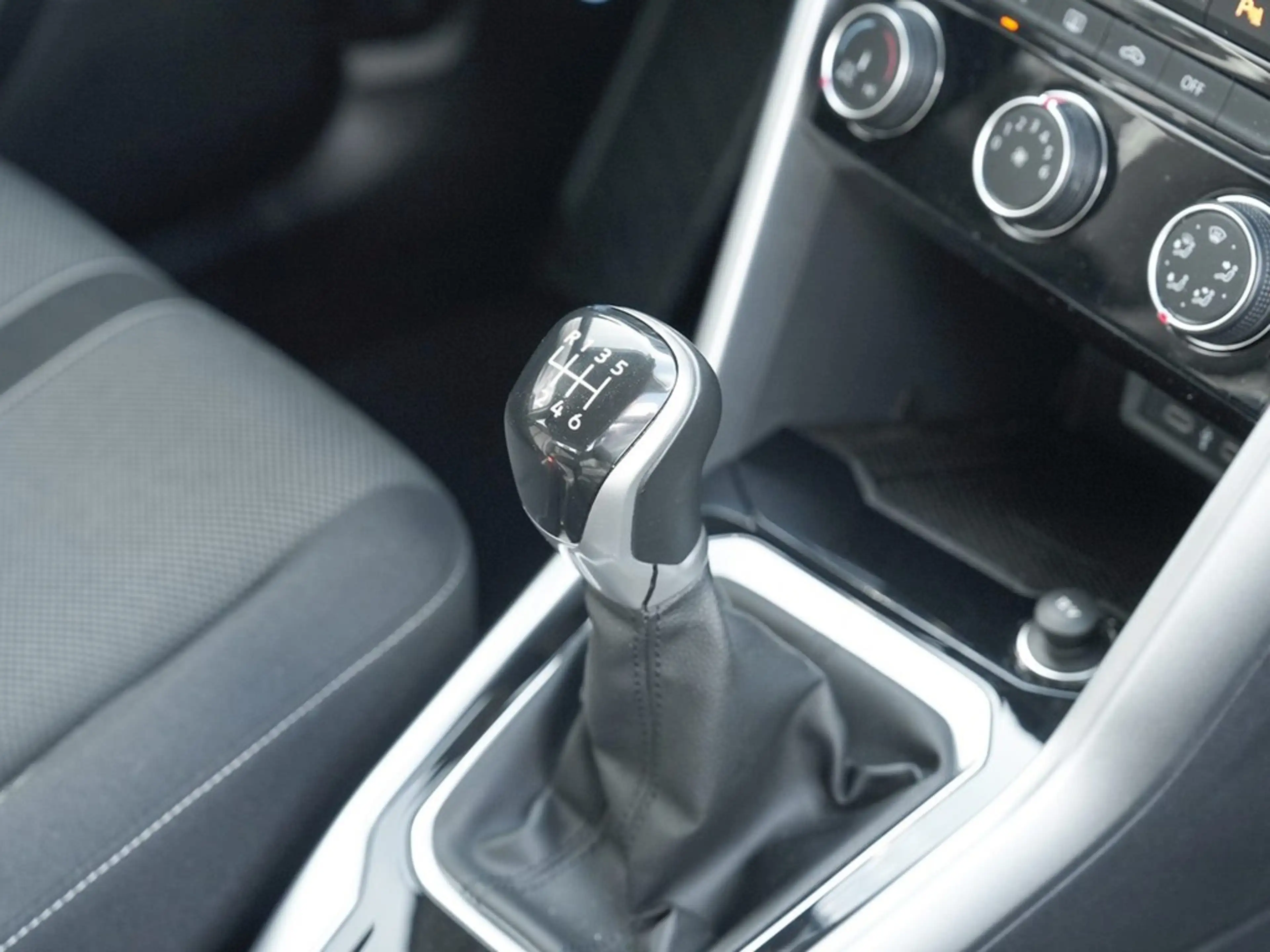 Volkswagen T-Roc 1.0 TSI LIFE /LED/AppConnect/DAB+ — photo 12