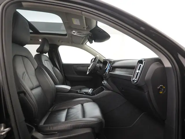Volvo XC40 view 3