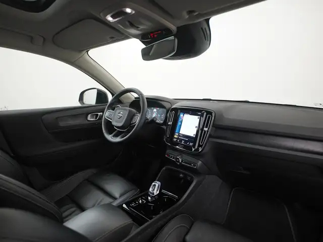 Volvo XC40 view 2