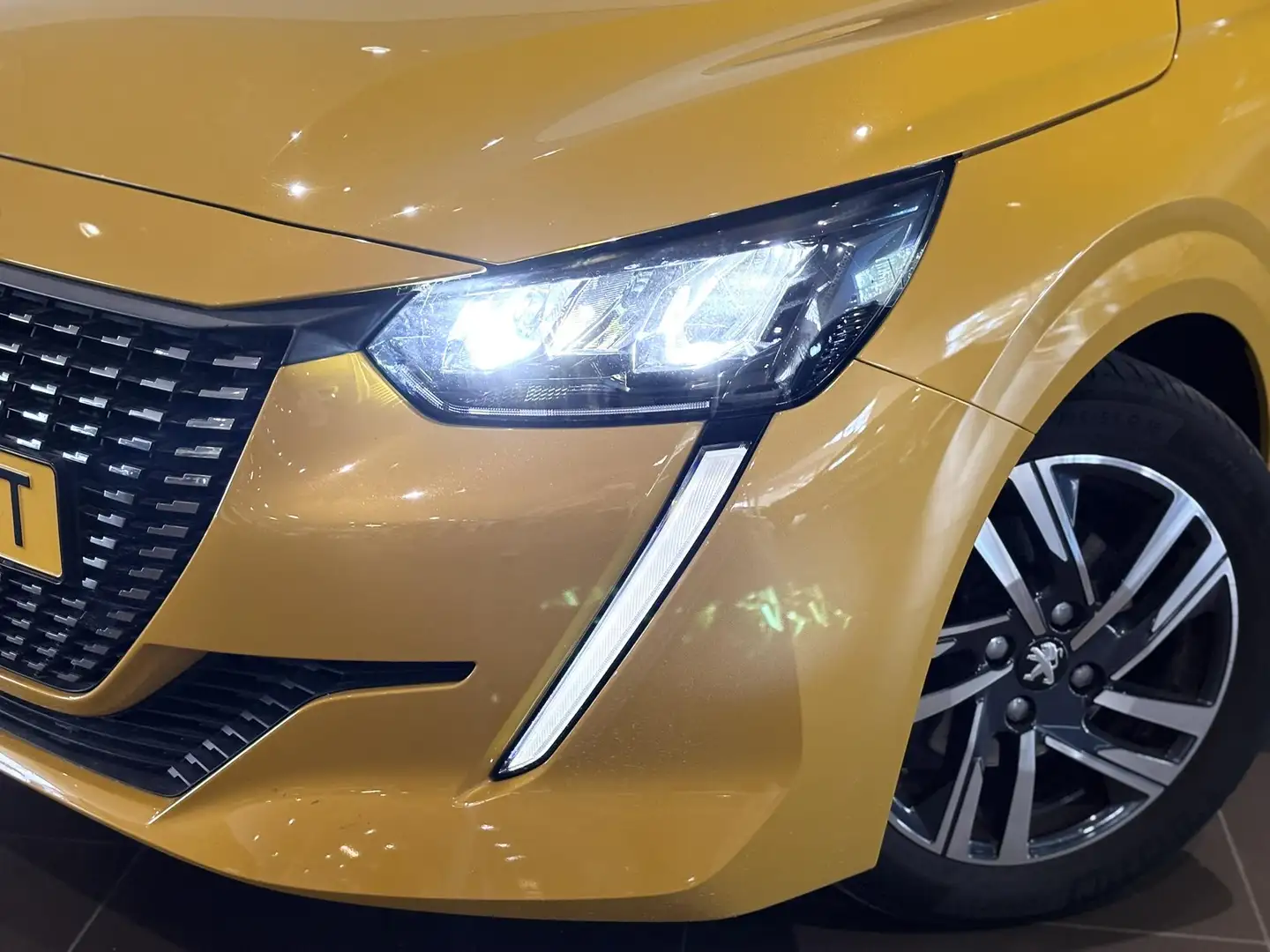 Peugeot 208 Allure 1.2 Turbo 100pk | NAVI | PARKEERHULP | CLIM Giallo - 2