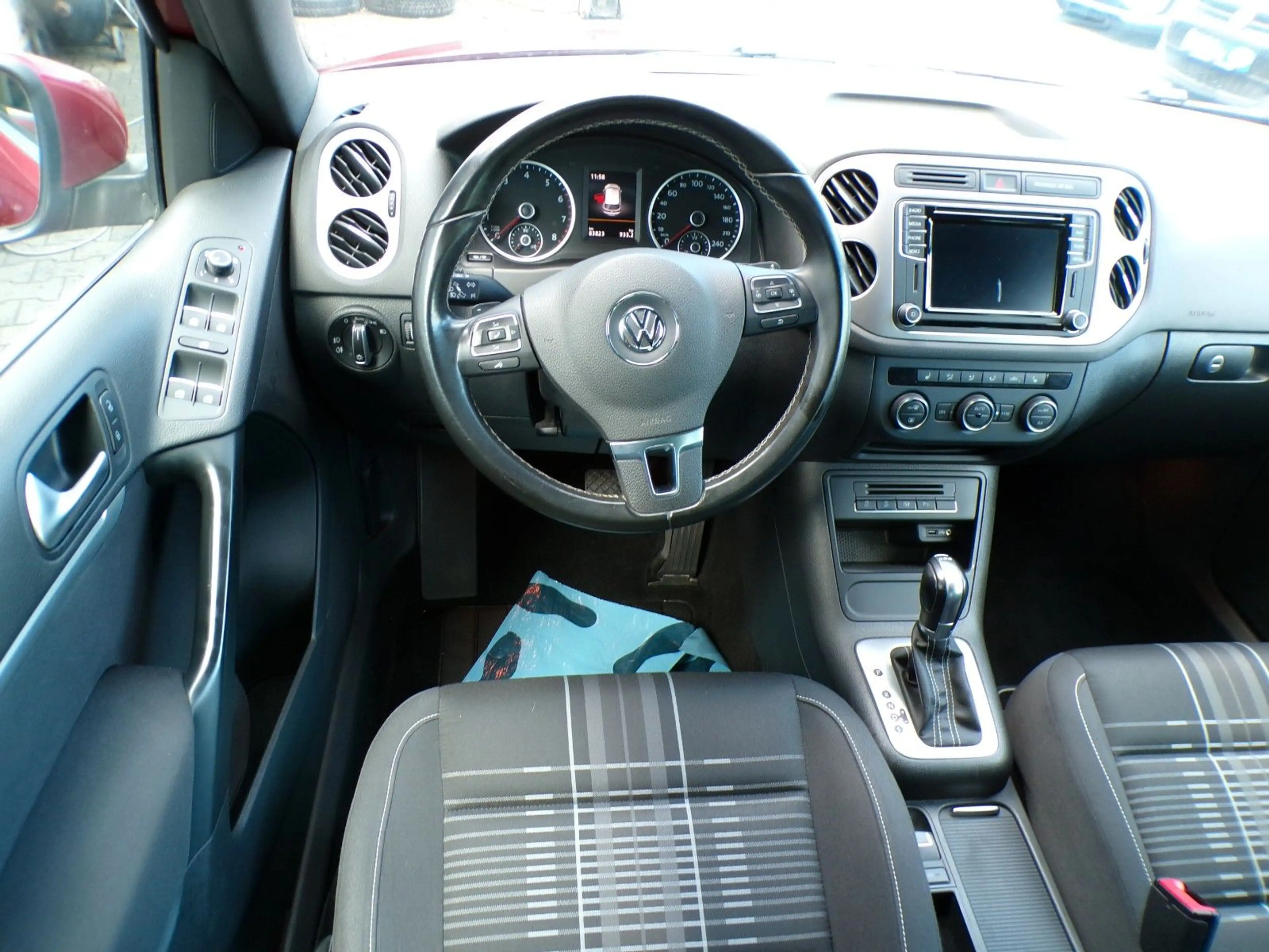 Volkswagen Tiguan 1.4 TSI DSG BMT LOUNGE Sport & Style — photo 11