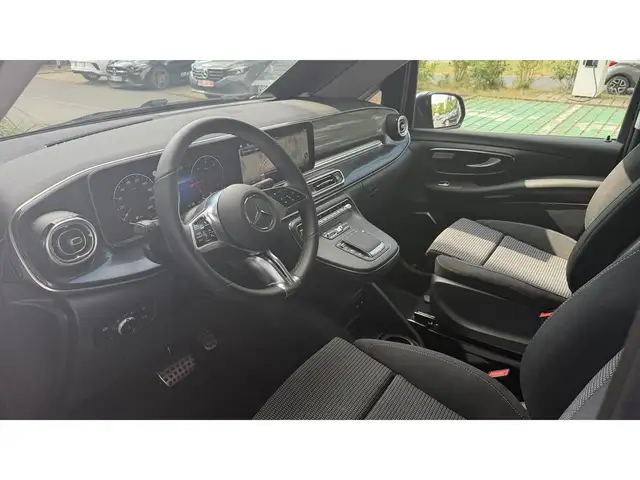 Mercedes-Benz 250 view 7
