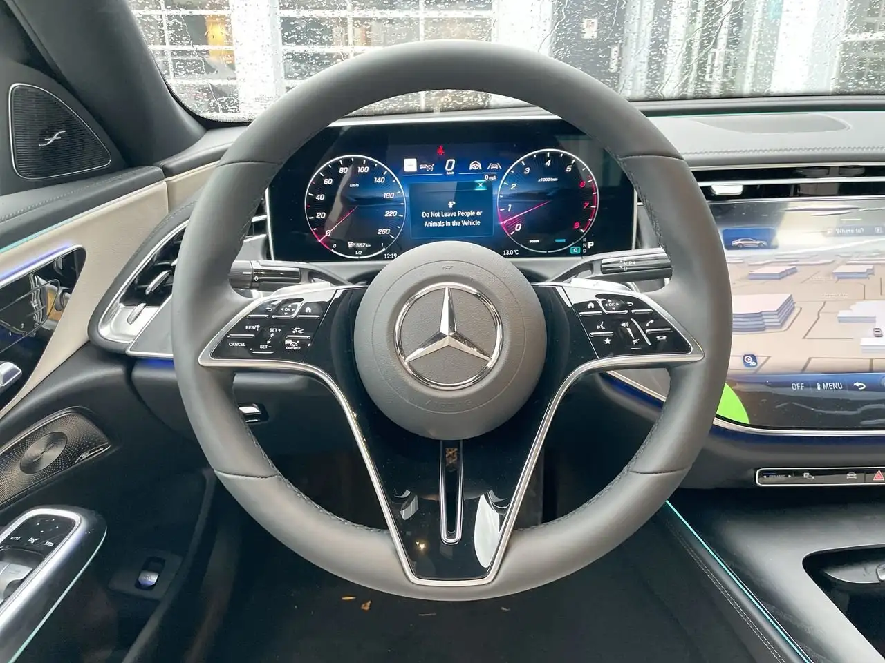 Mercedes-Benz E-Class снимка Mercedes-Benz E-Class