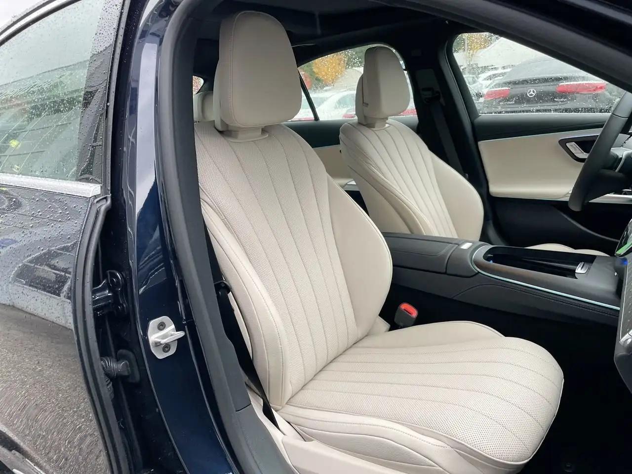 Mercedes-Benz E-Class снимка Mercedes-Benz E-Class