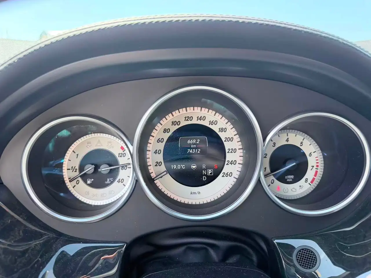 Mercedes-Benz CLS снимка Mercedes-Benz CLS