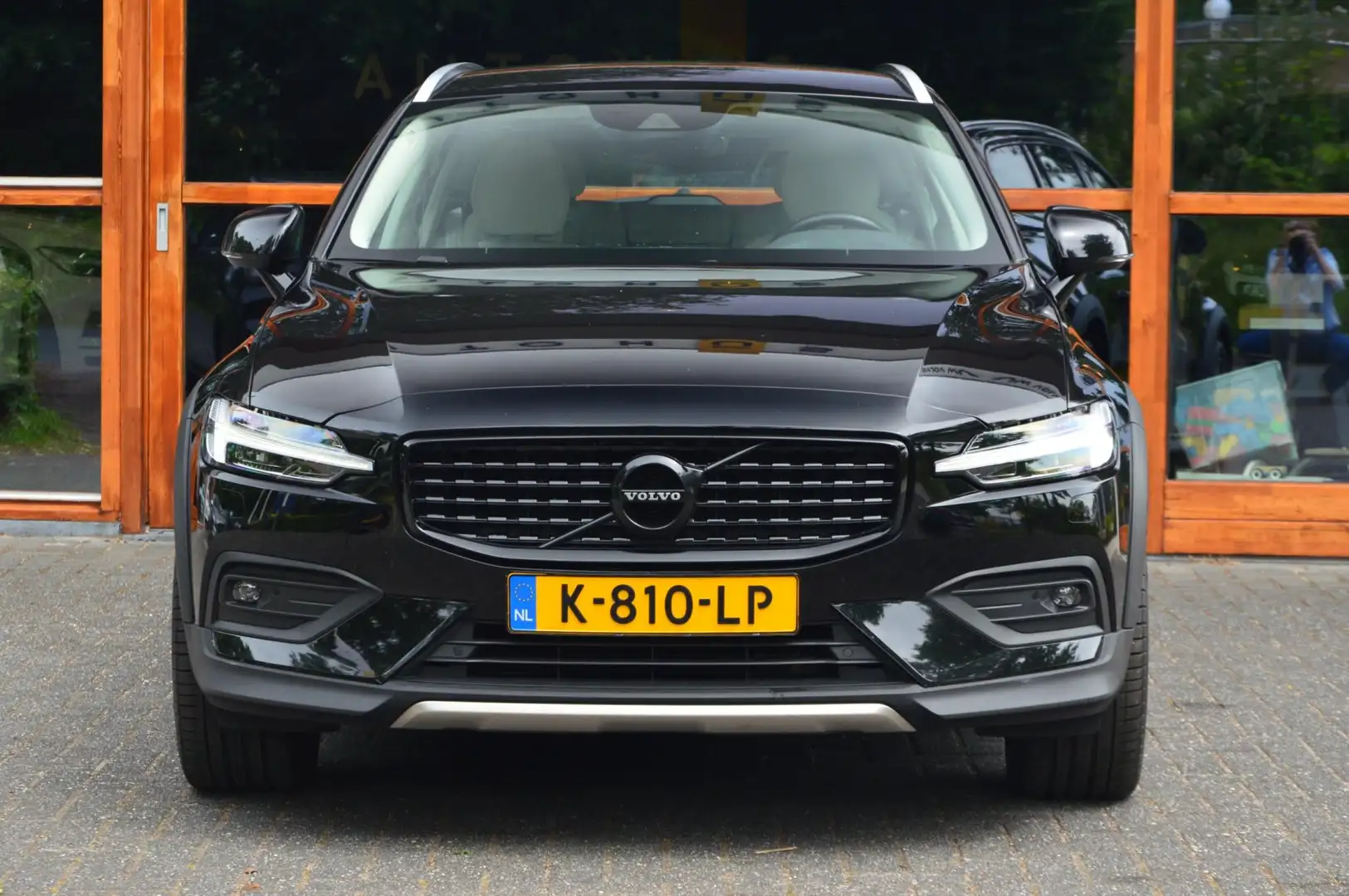 Volvo V60 Cross Country B5 AWD | Pilot-Assist | BLIS | Stoel + Stuur Verwa Zwart - 2