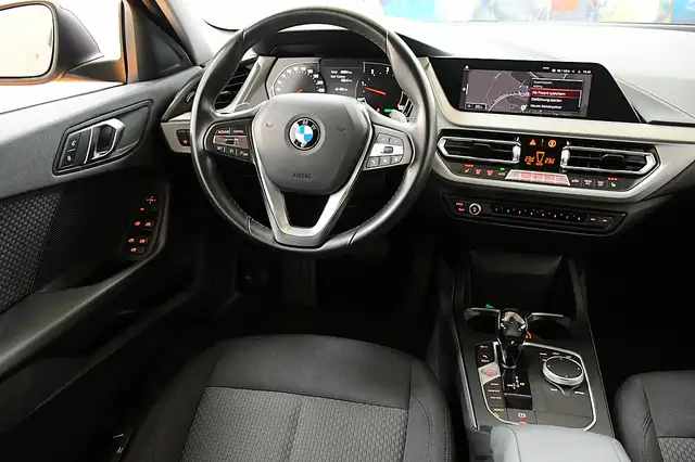 BMW 1 Series view 13