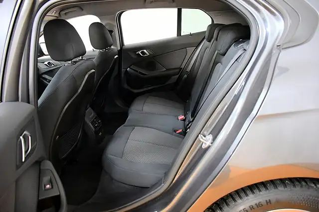 BMW 1 Series view 19
