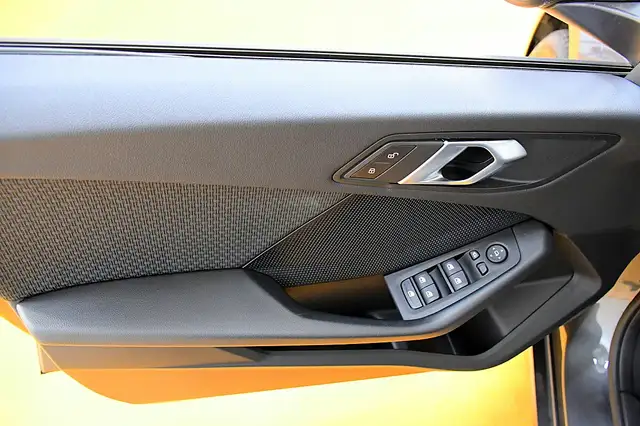 BMW 1 Series view 8