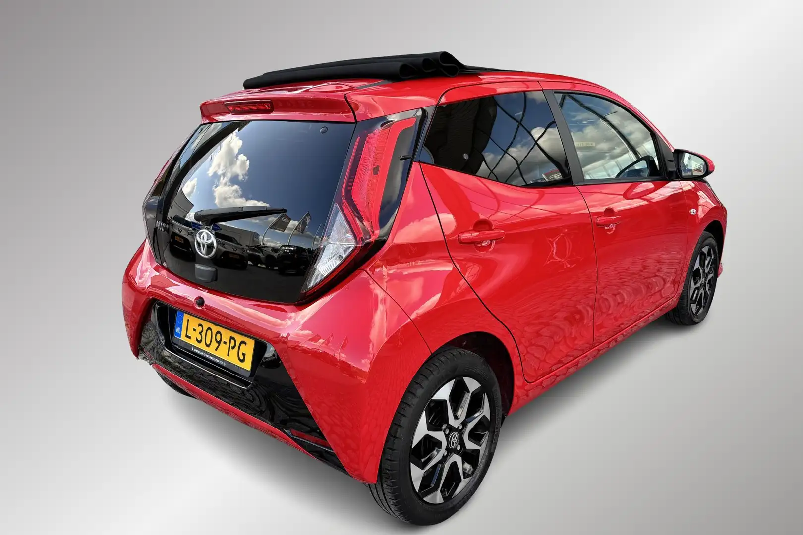 Toyota Aygo 1.0 VVT-i x-joy cabrio Rouge - 2
