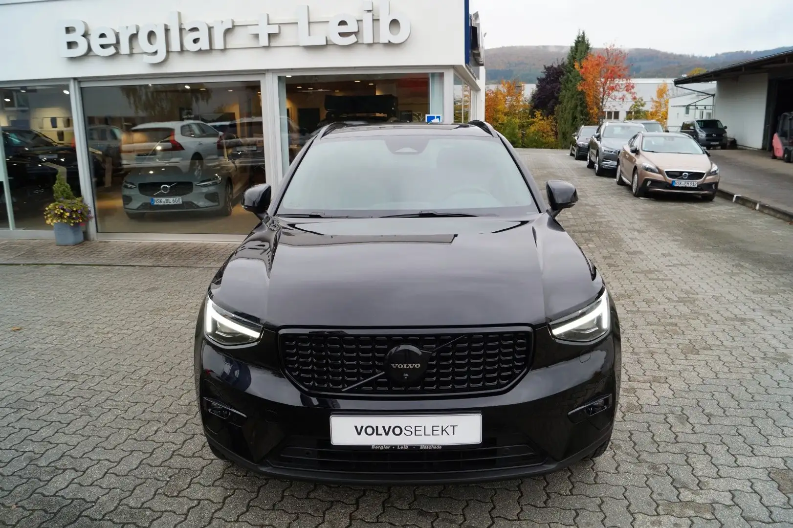 Volvo XC40 B3 Benzin 2WD Plus Black Edit. DKG/Panorama Schwarz - 1