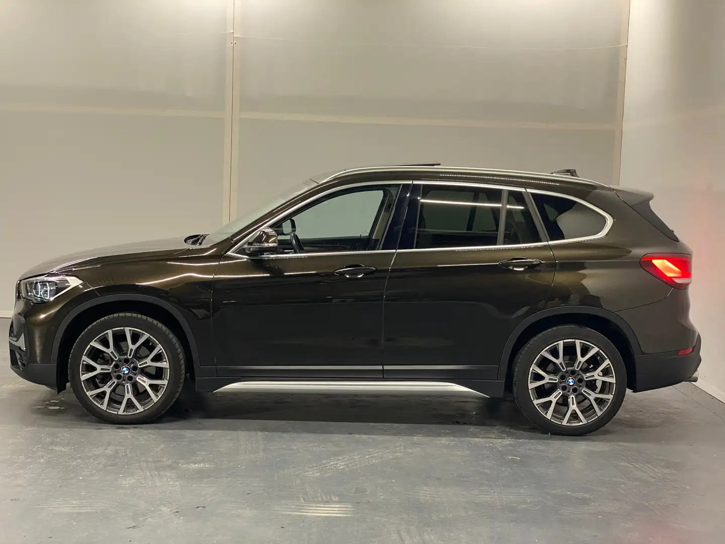 BMW X1 sDrive20i VDL Nedcar Edition Brun - 2