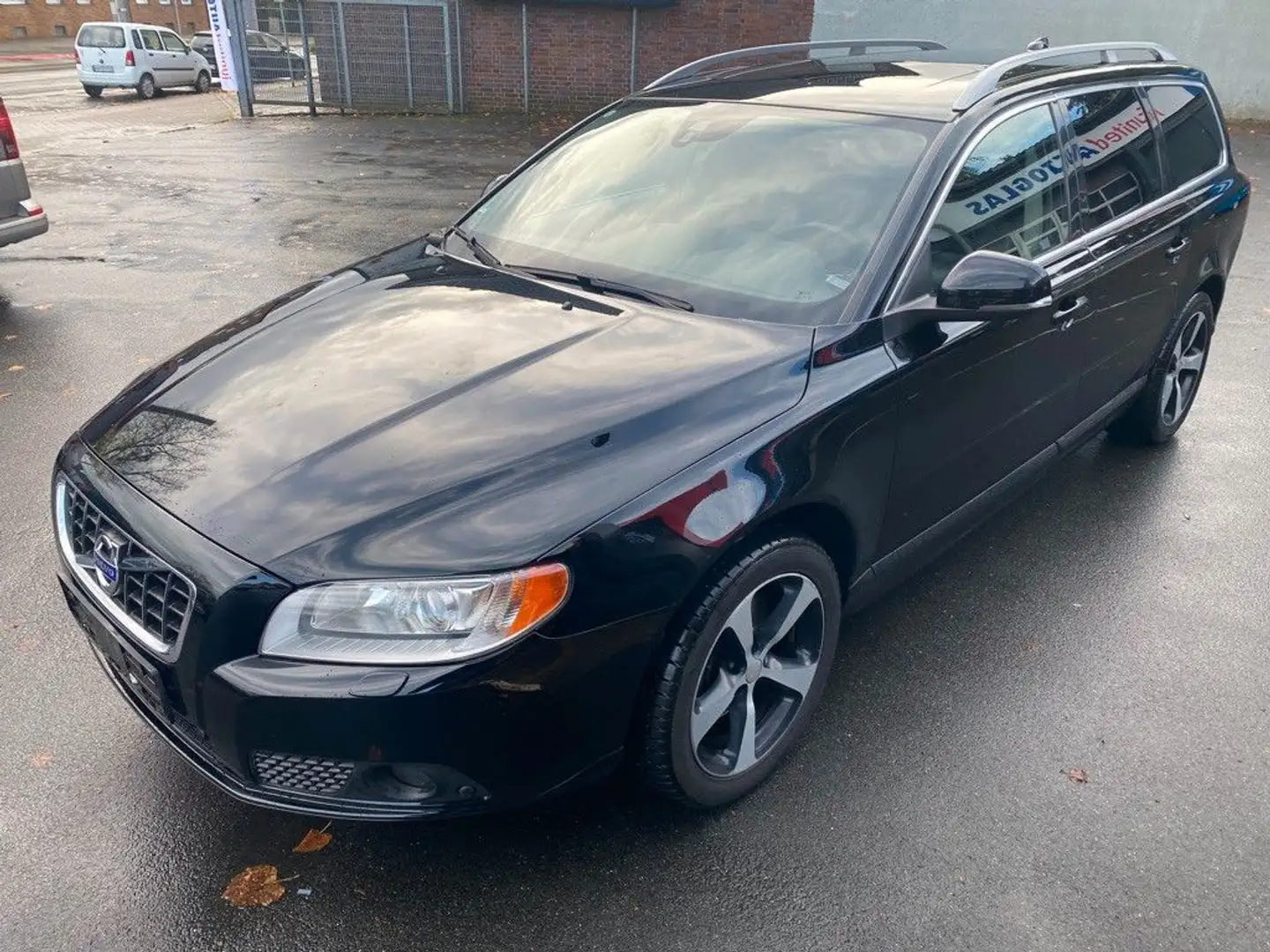 Volvo V70 D 3 Summum 5Zyl. /ESSD/AHK/1 Hand Schwarz - 1