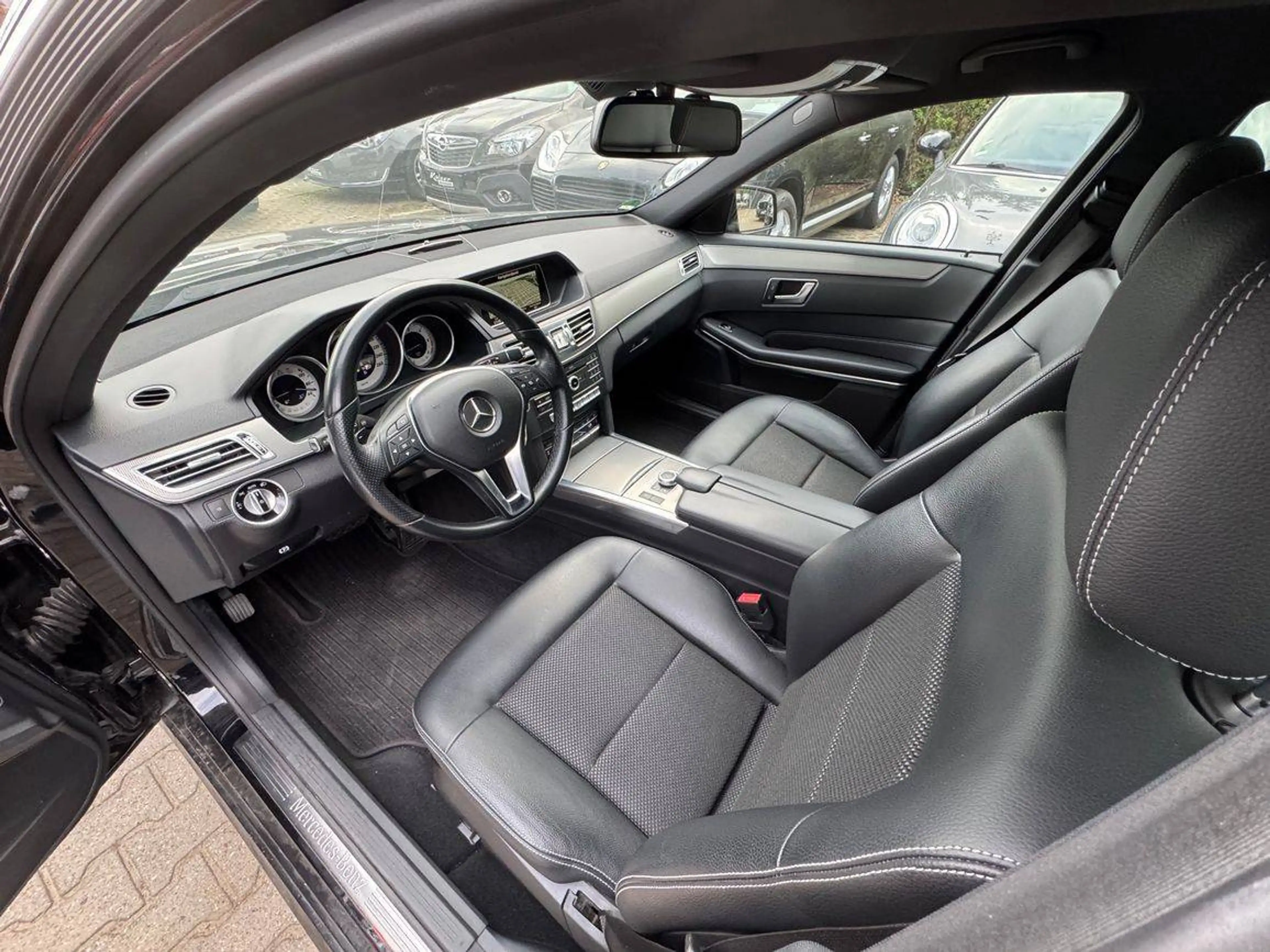 Mercedes-Benz E 200 BlueTec-komplette Werkstatthistorie-Top Zustand — photo 13