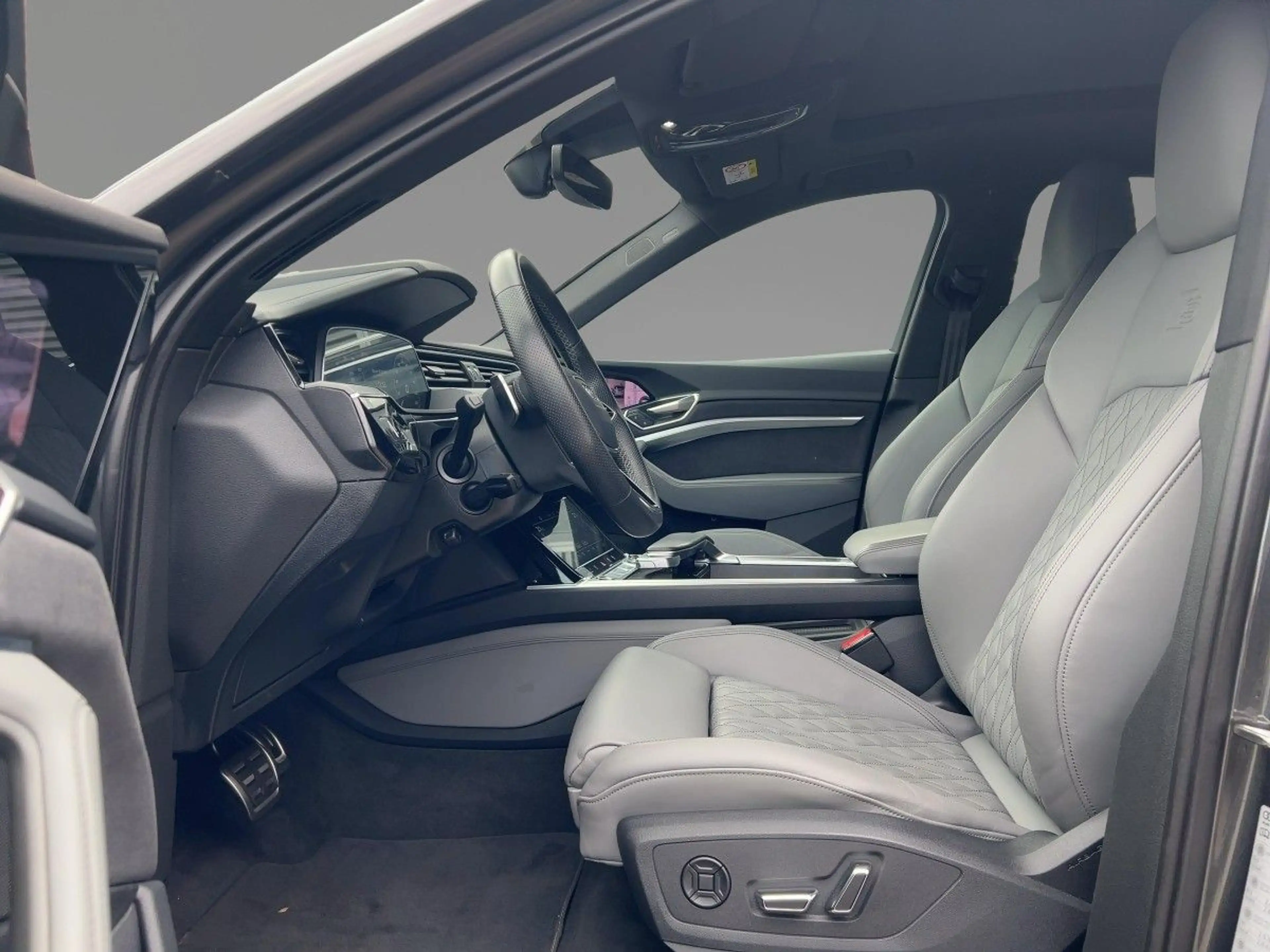 Audi Q8 Sportback 55 e-tron S line quattro — photo 8