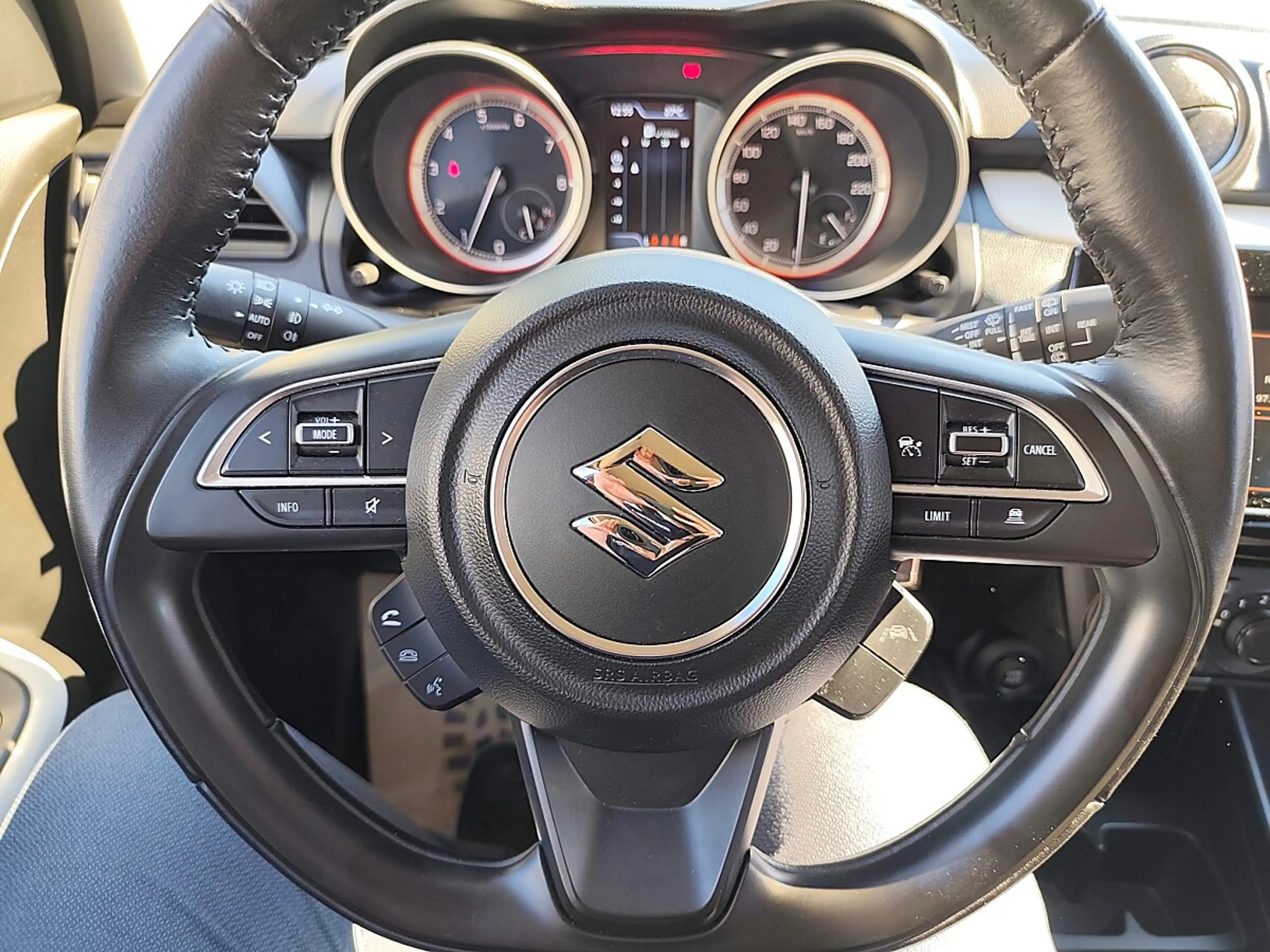 Suzuki Swift 1,2 Hybrid DualJet Shine — photo 9