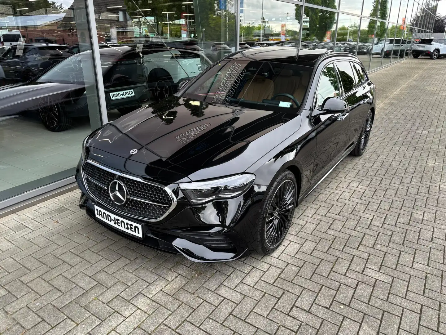 Mercedes-Benz E 220 d T-Modell AMG Line Premium Plus Burm Pano Zwart - 2