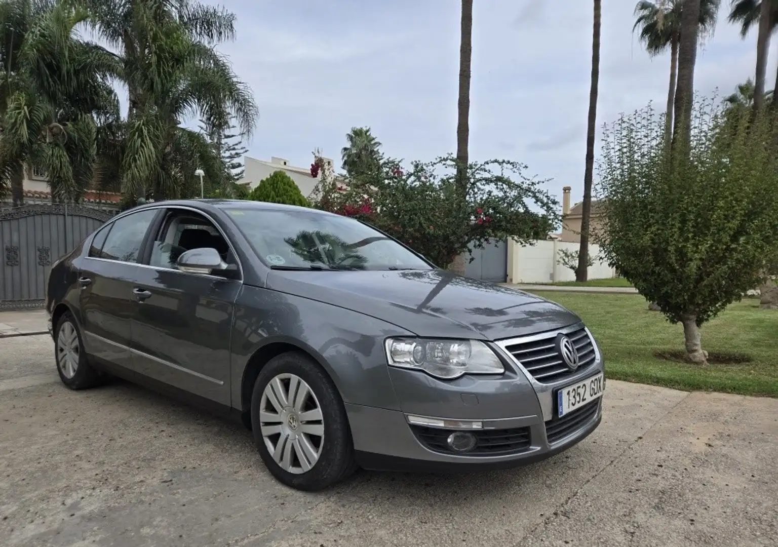 Volkswagen Passat 2.0TDI CR Highline Gris - 1